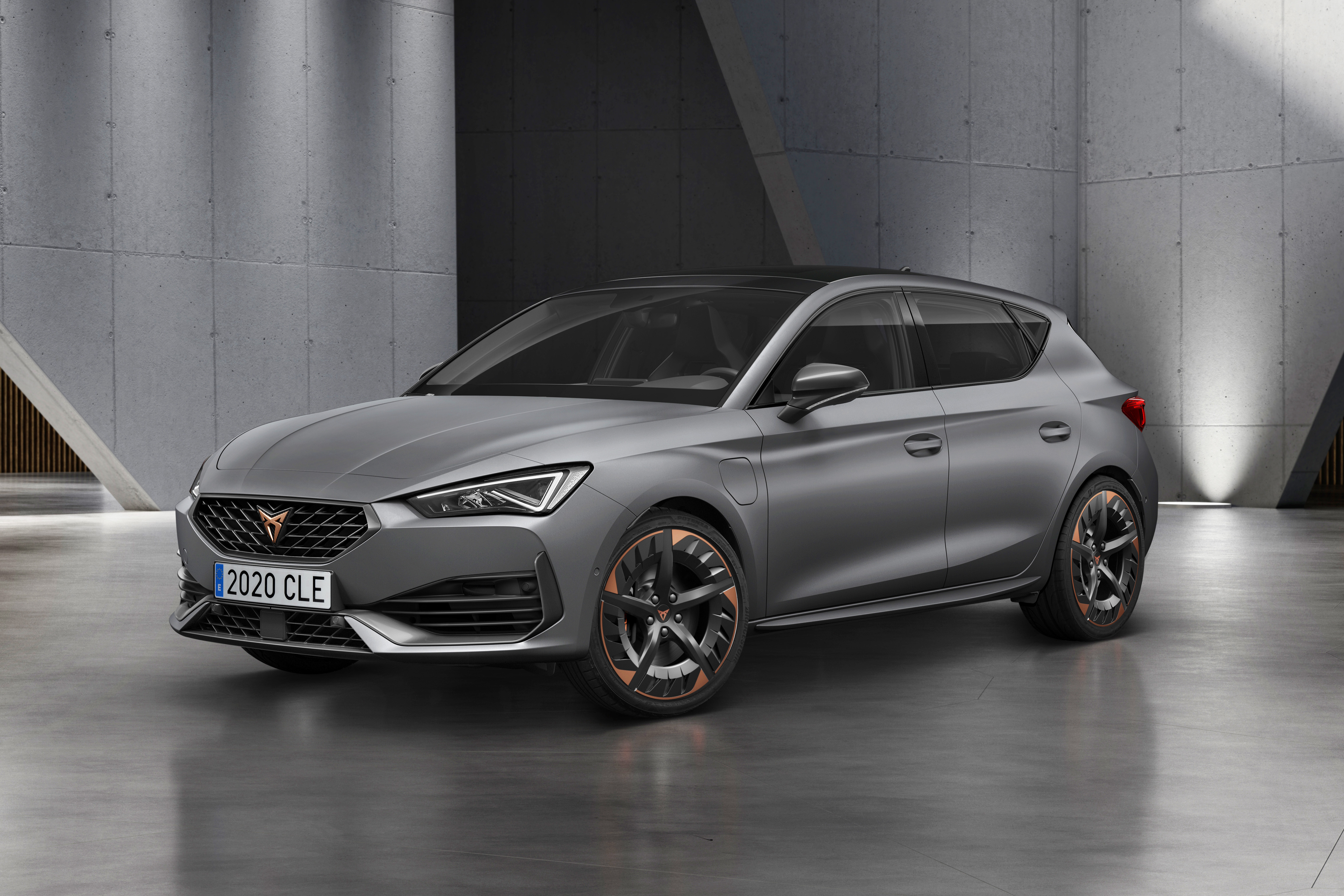 Cupra Leon PHEV - front 3/4 view