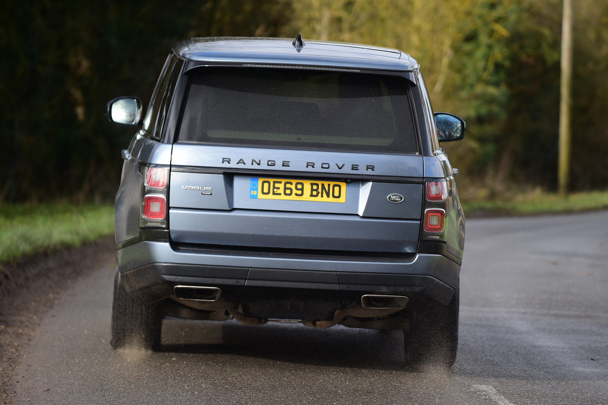 2020 Range Rover Vogue P400 - Rear 3/4 dynamic