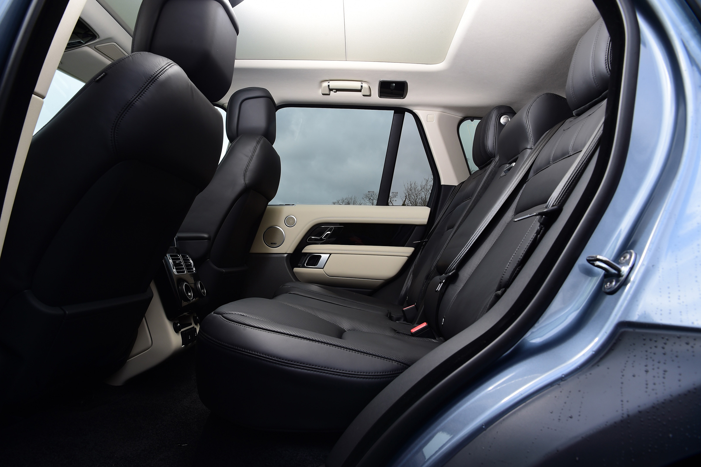 2020 Range Rover Vogue P400 - Rear seats