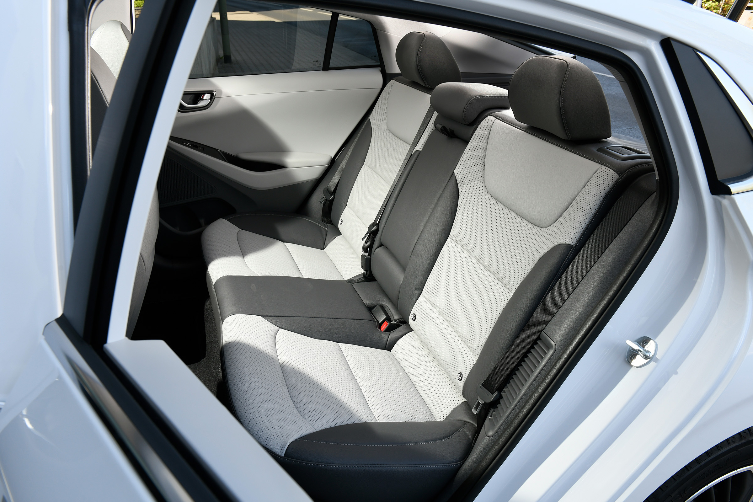 Hyundai Ioniq Plug-in Hybrid rear seats