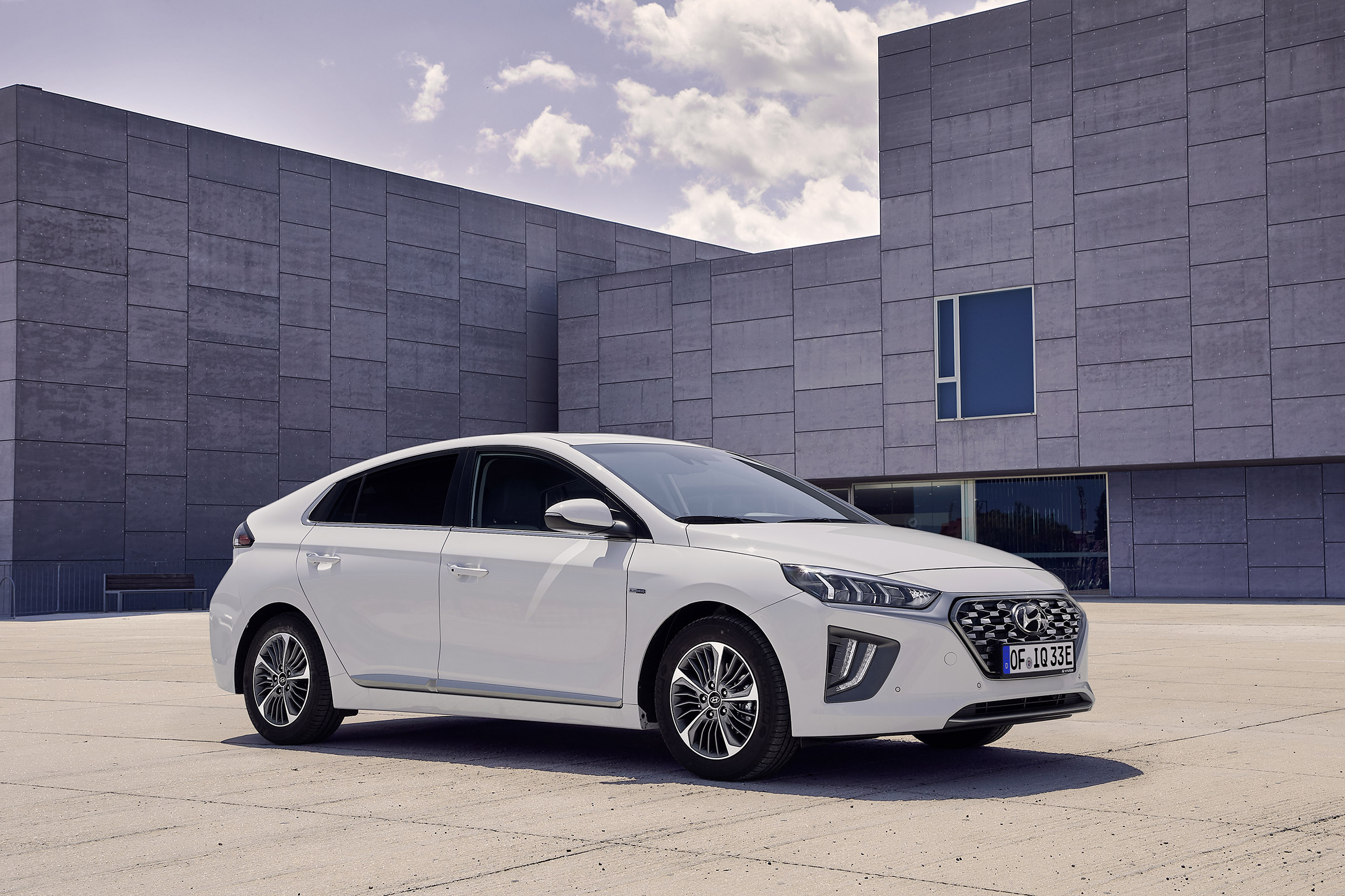 Hyundai Ioniq Plug-in Hybrid front/side view