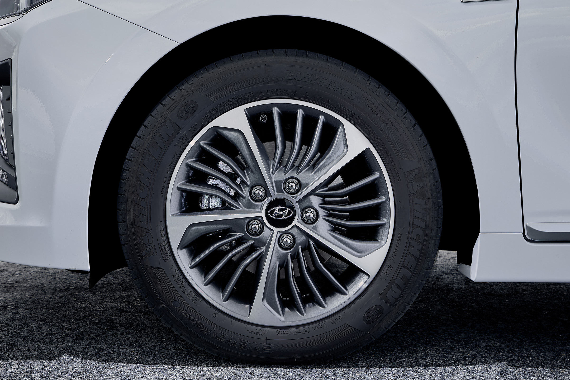 Hyundai Ioniq Plug-in Hybrid alloy wheel