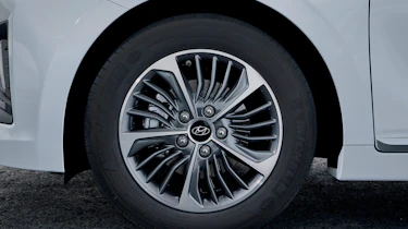 Hyundai Ioniq Plug-in Hybrid alloy wheel
