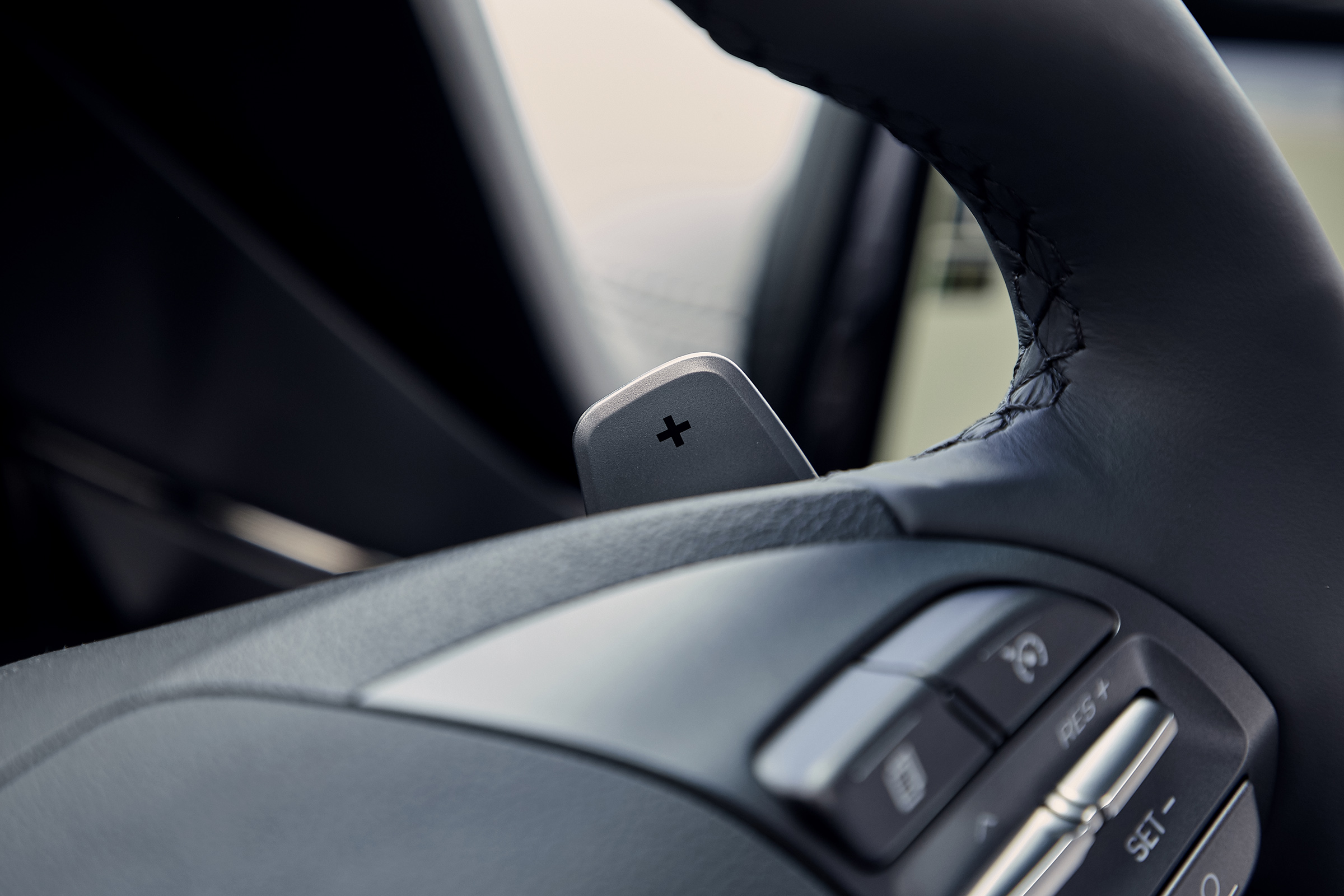 Hyundai Ioniq Plug-in Hybrid steering wheel detail