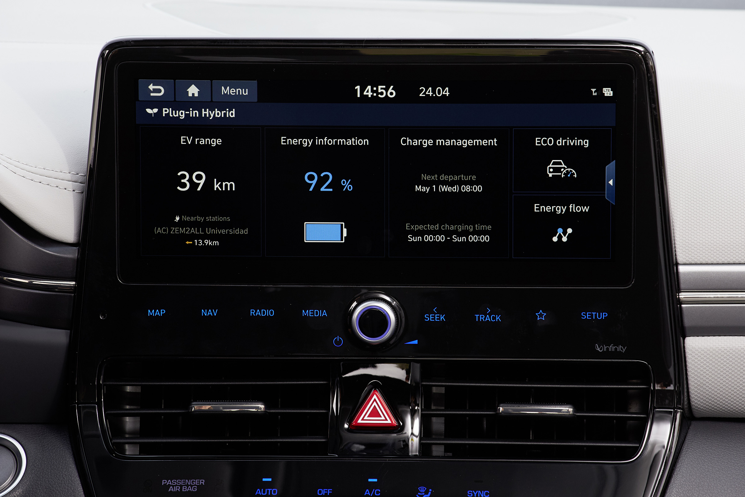 Hyundai Ioniq Plug-in Hybrid touchscreen - driving info