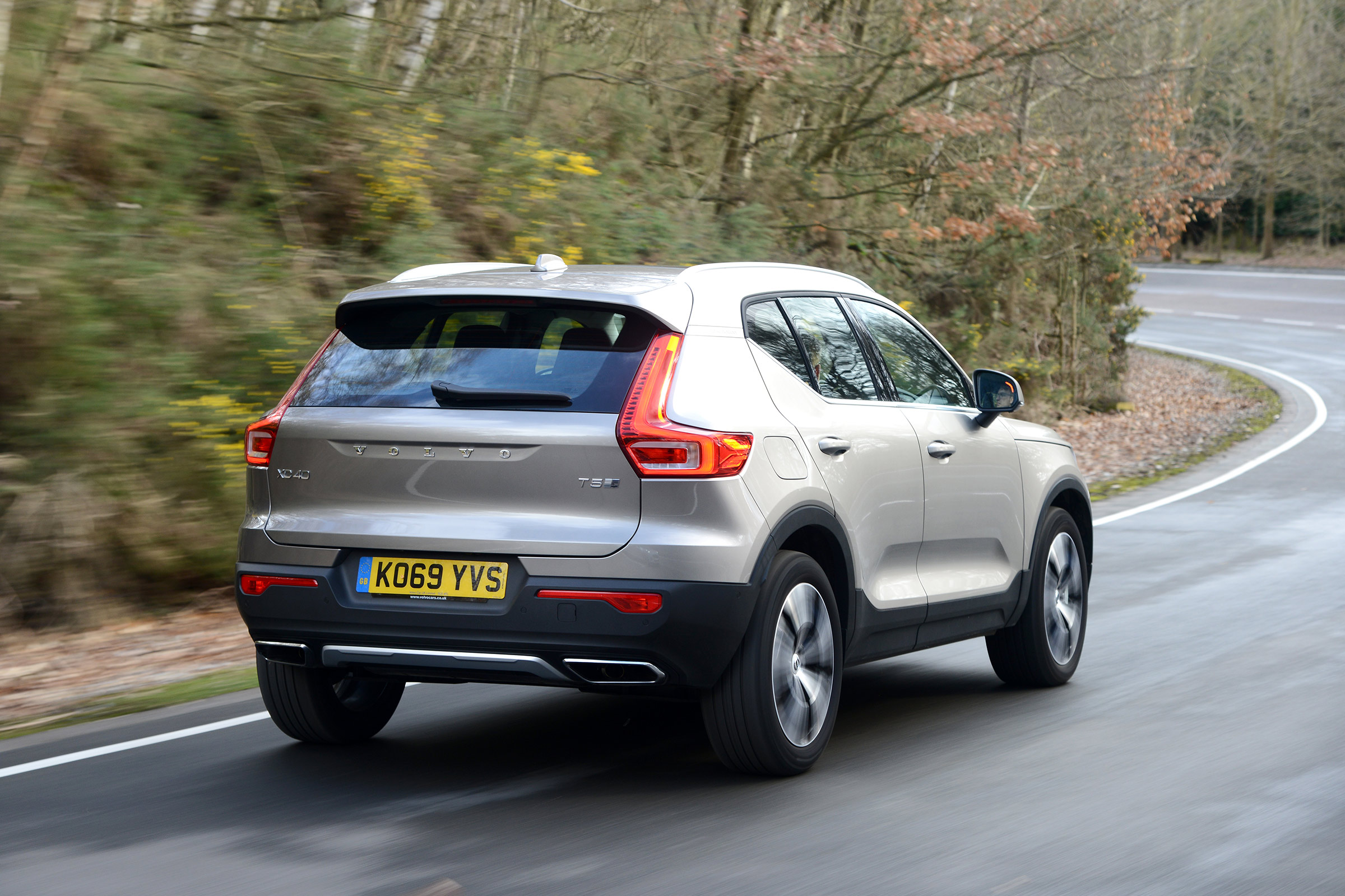 Volvo XC40 SUV rear 3/4 tracking