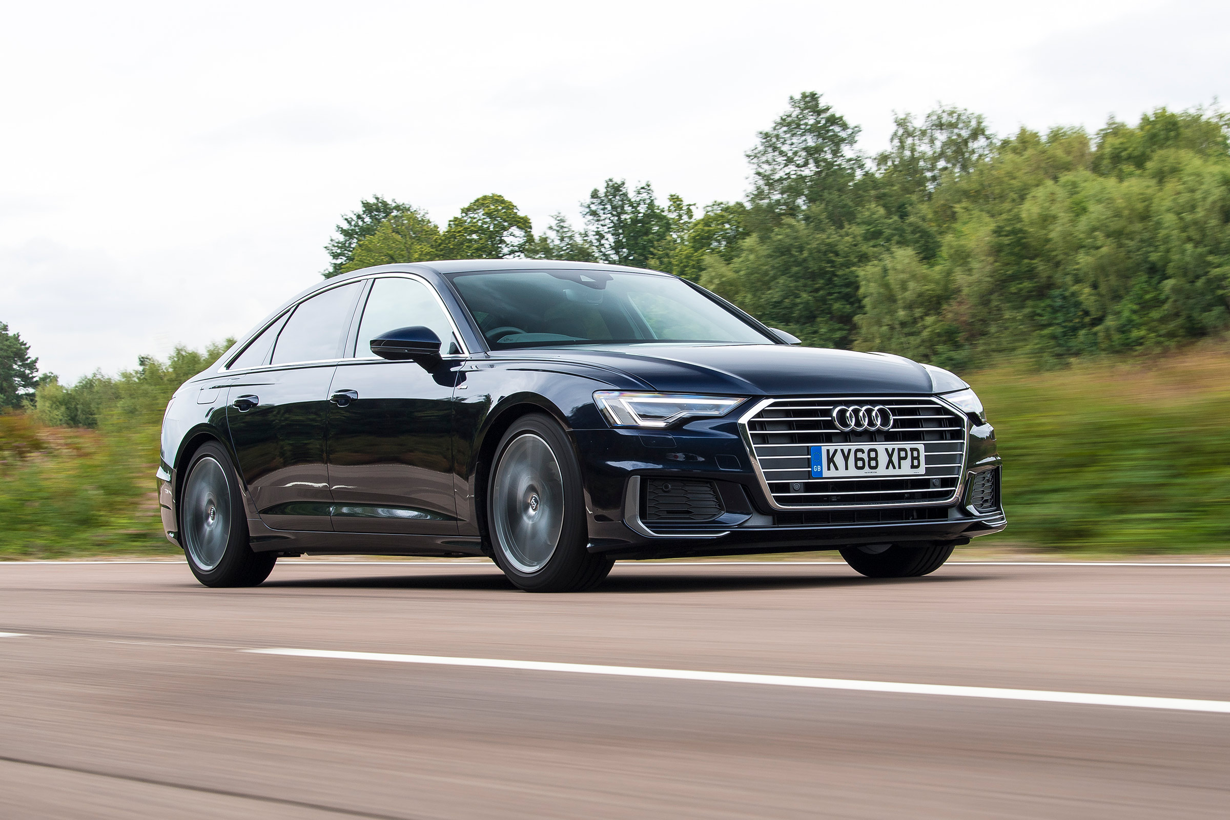 Audi A6 saloon front 3/4 tracking 2