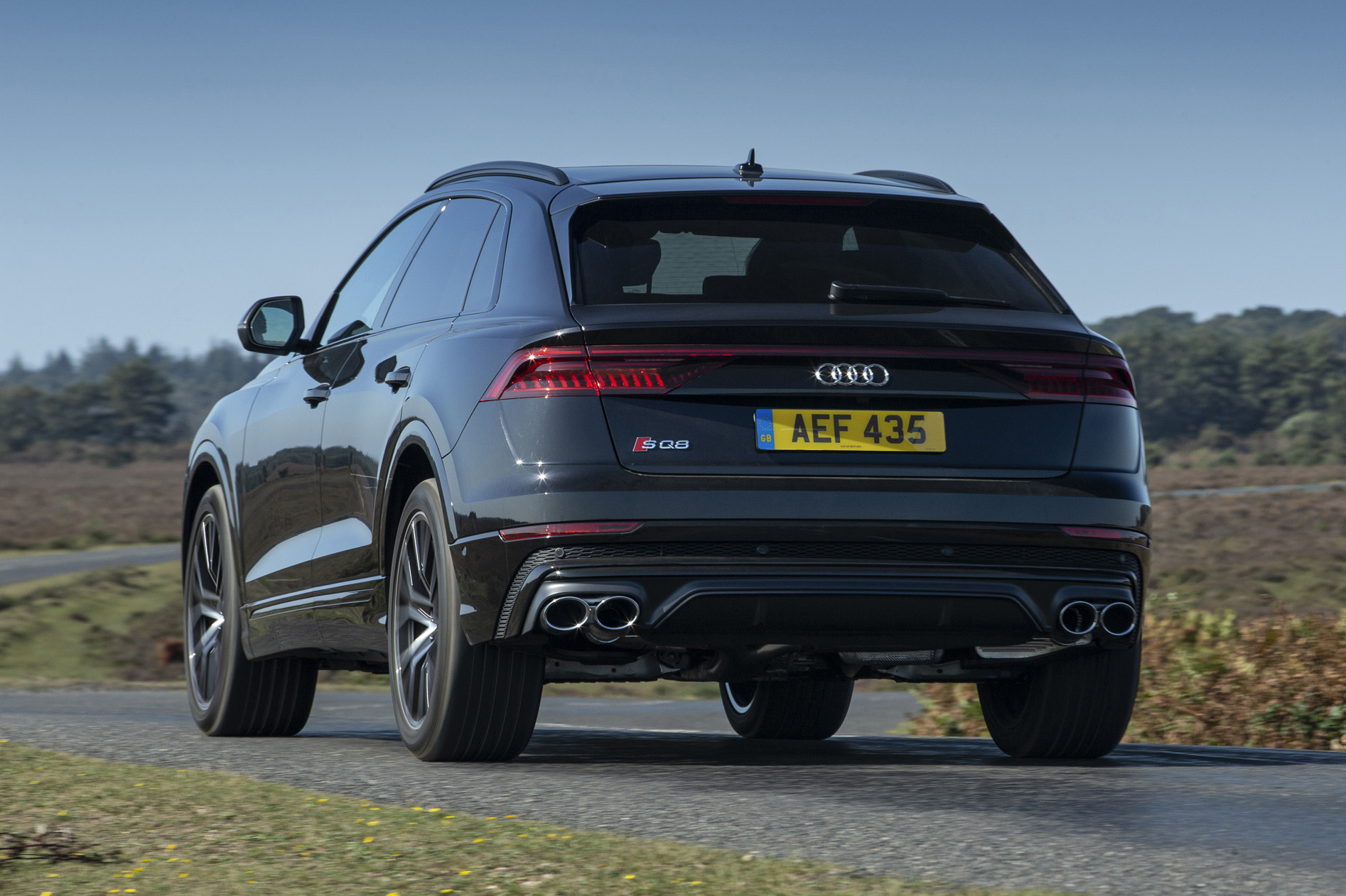 Audi SQ8 - rear 3/4 view passing 