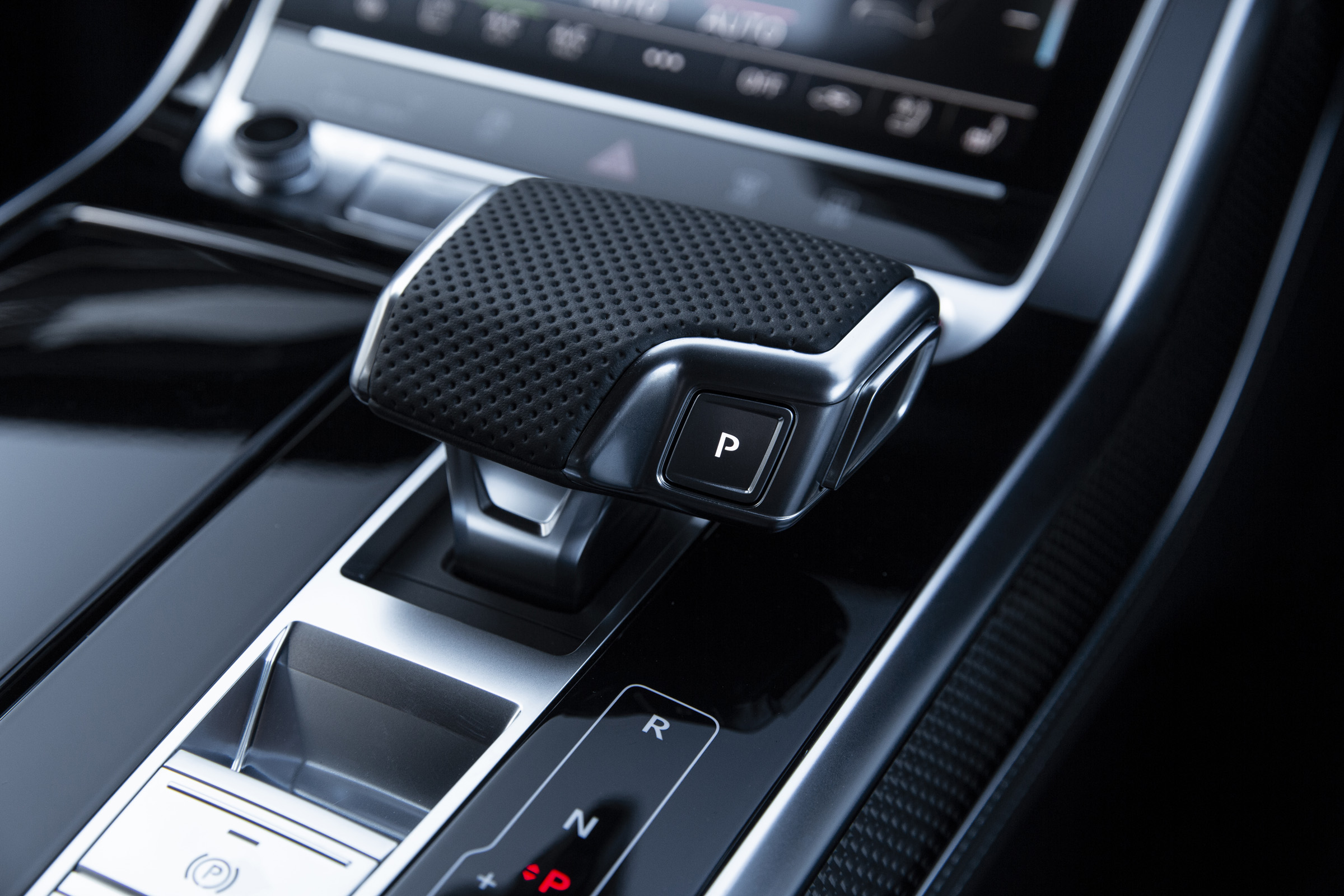 Audi SQ8 - gearshifter