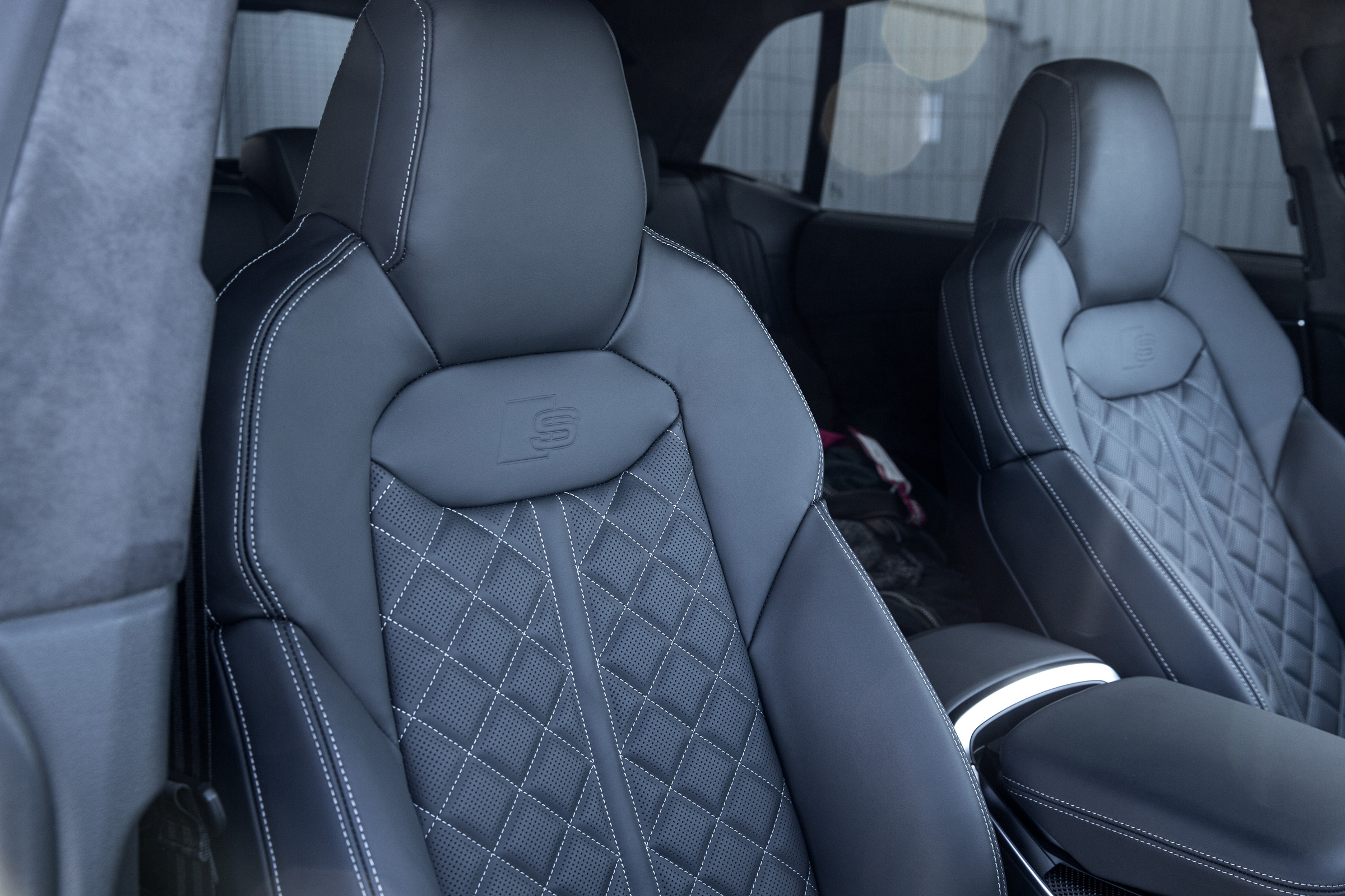 Audi SQ8 - front seats