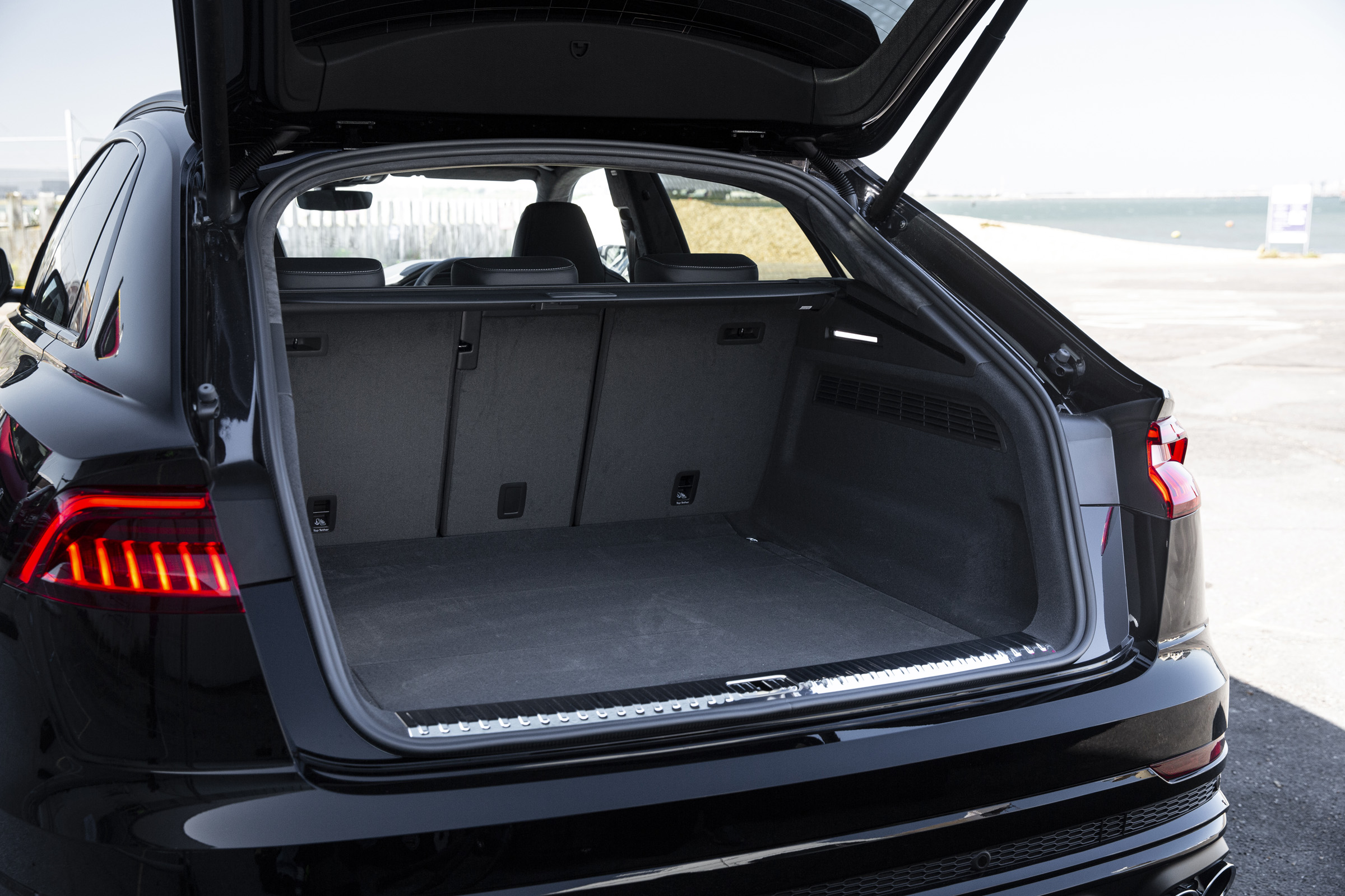 Audi SQ8 - boot 