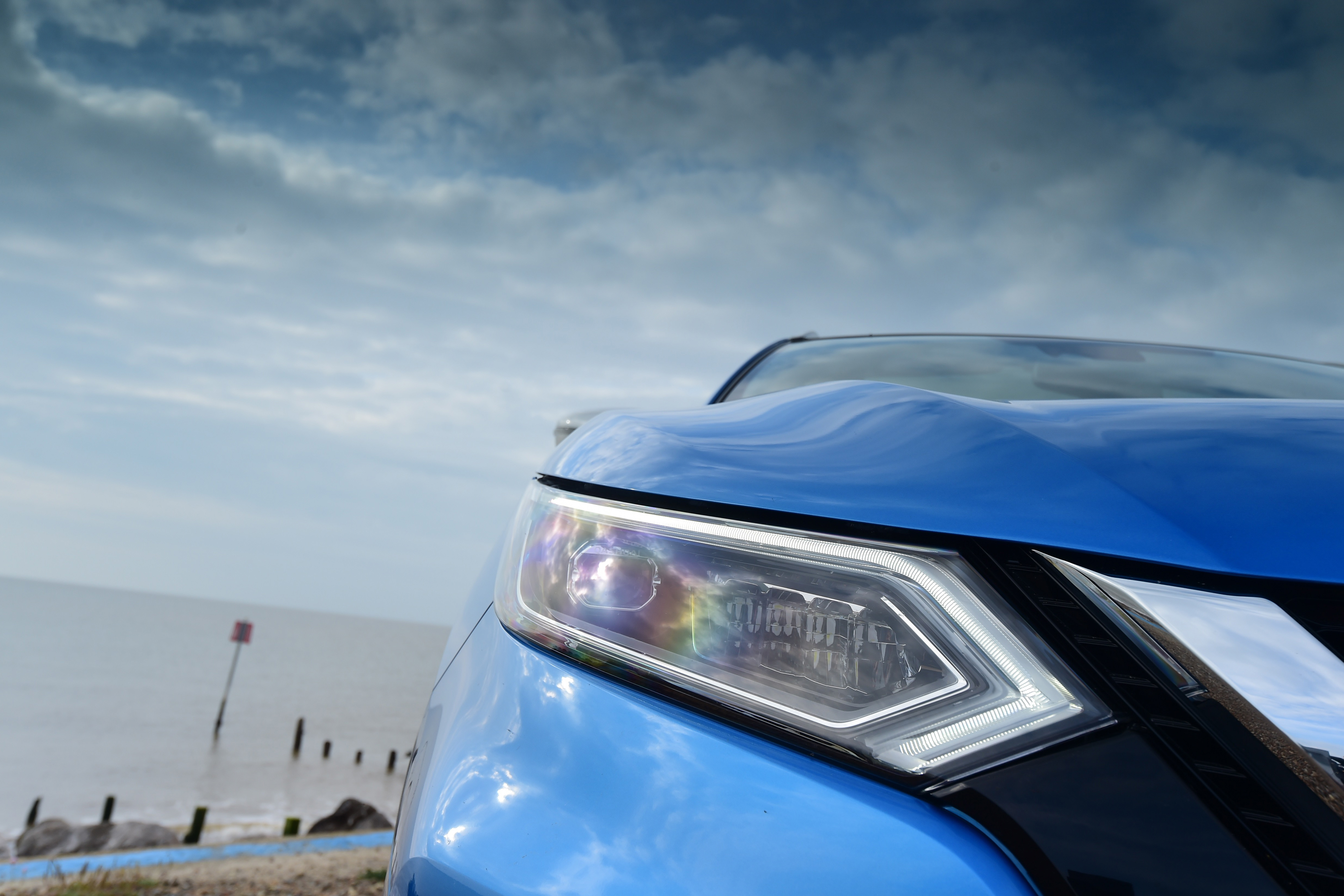 Nissan Qashqai - front headlight close 