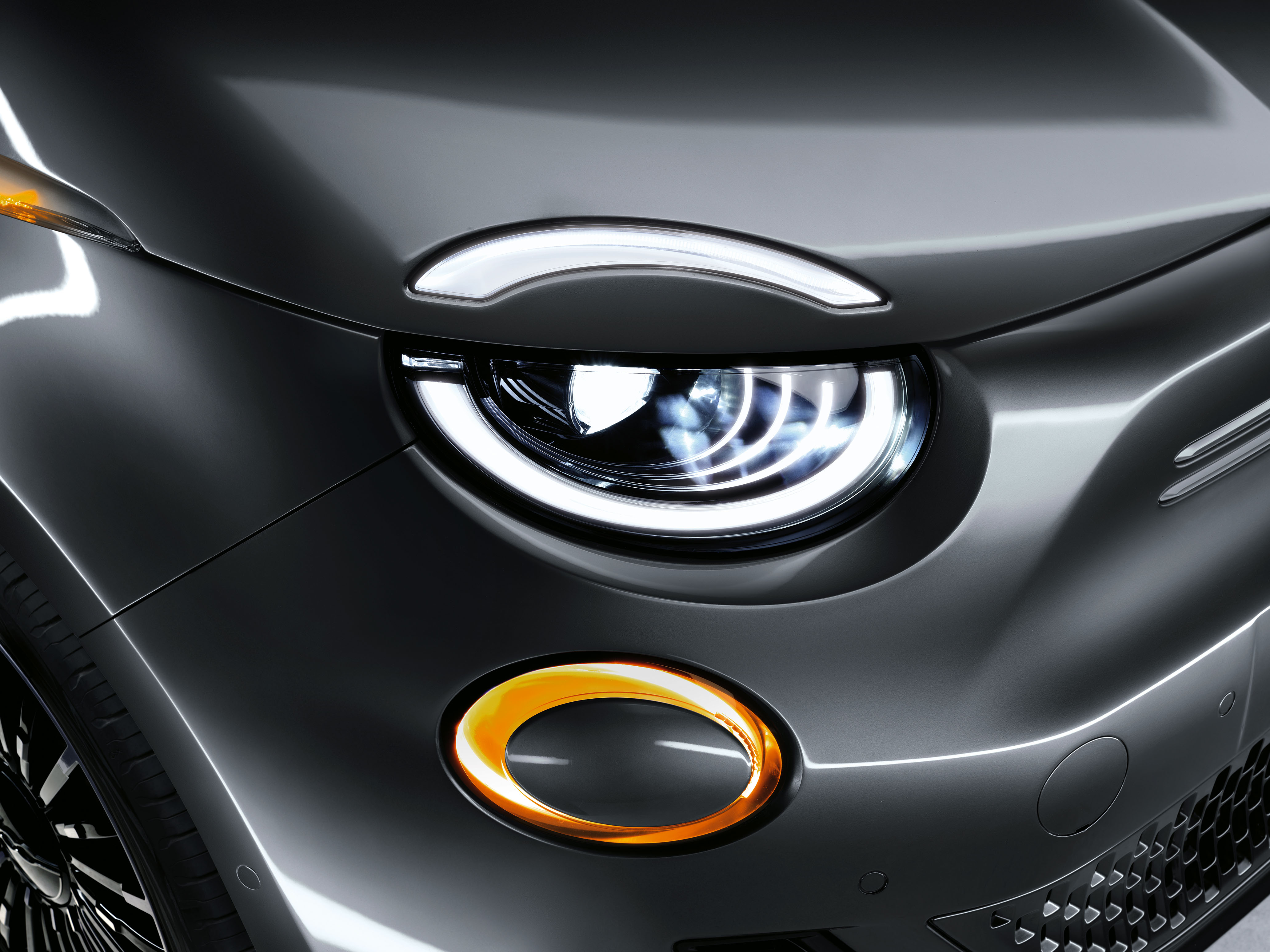 2020 Fiat 500 electric convertible - front headlights close 