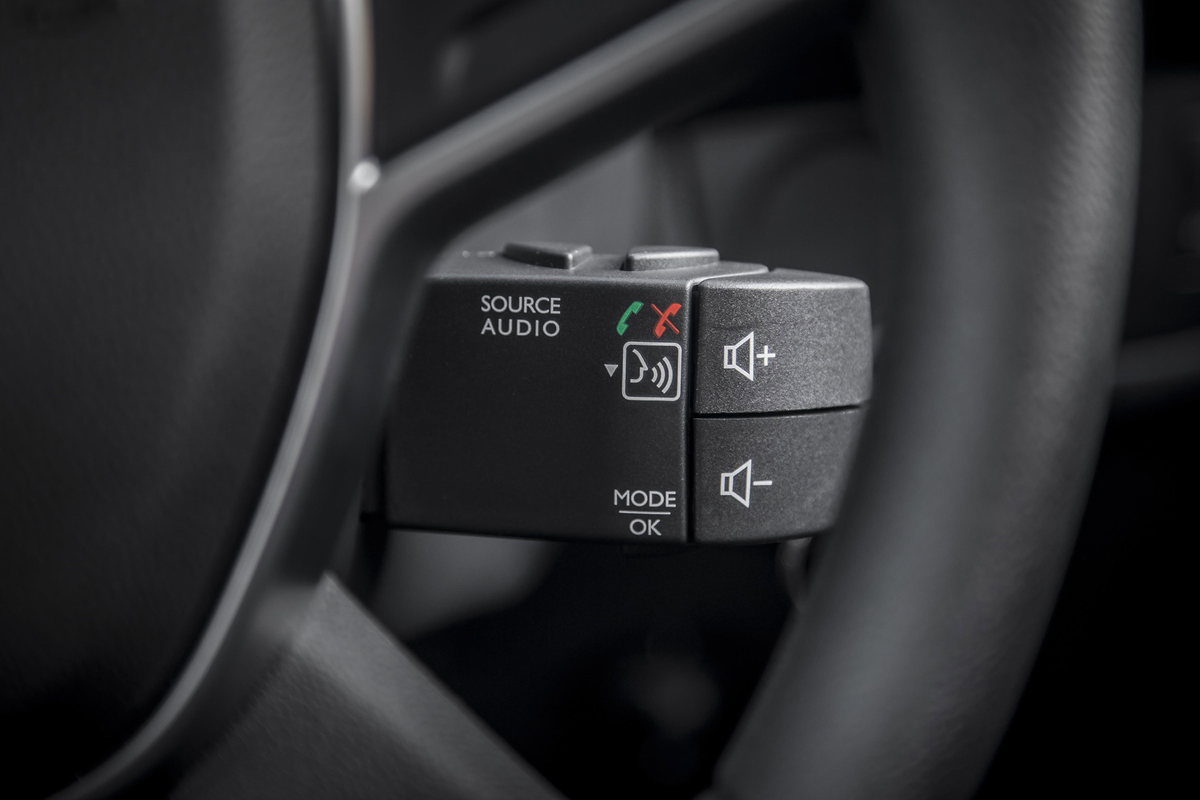 Dacia Sandero hatchback steering wheel controls