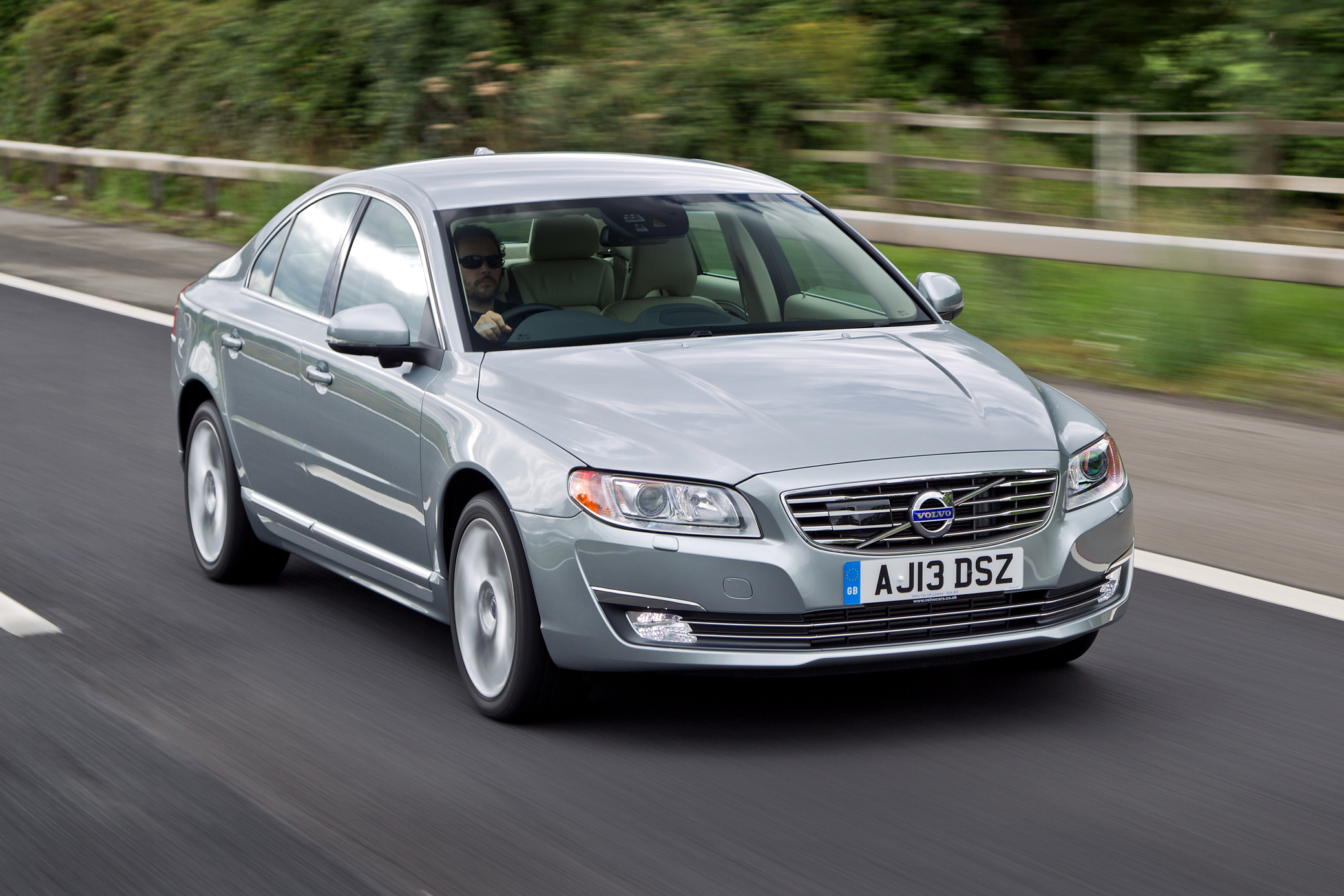 Volvo S80 - front 3/4 dynamic 
