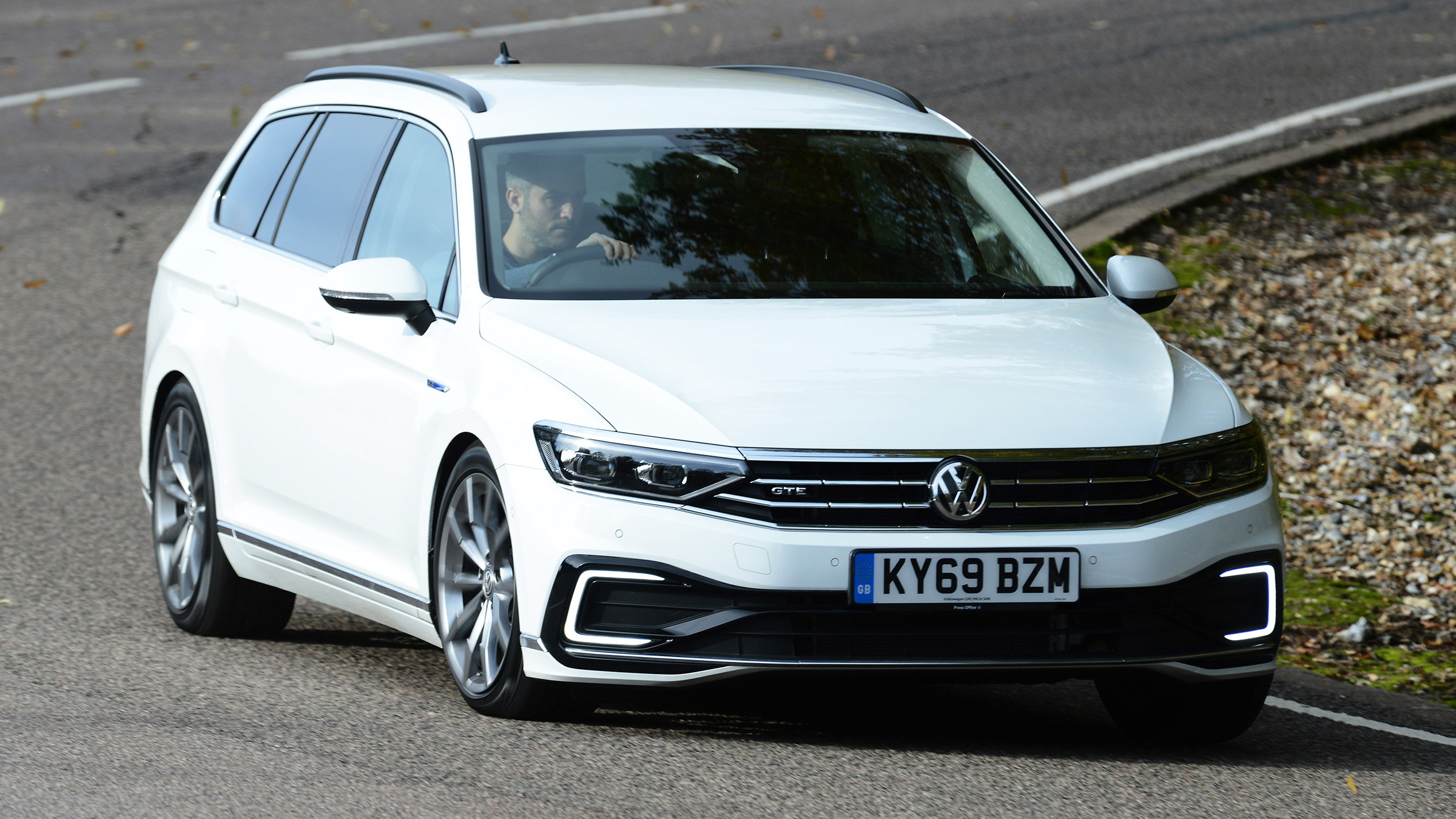 Volkswagen Passat GTE Estate cornering