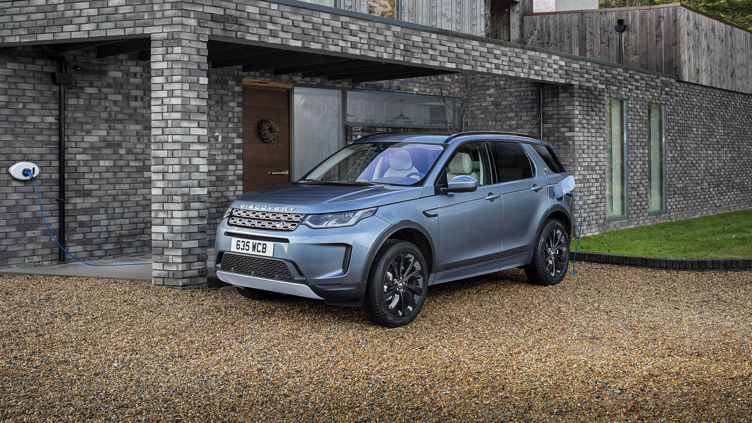 Land Rover Discovery Sport P300e charging