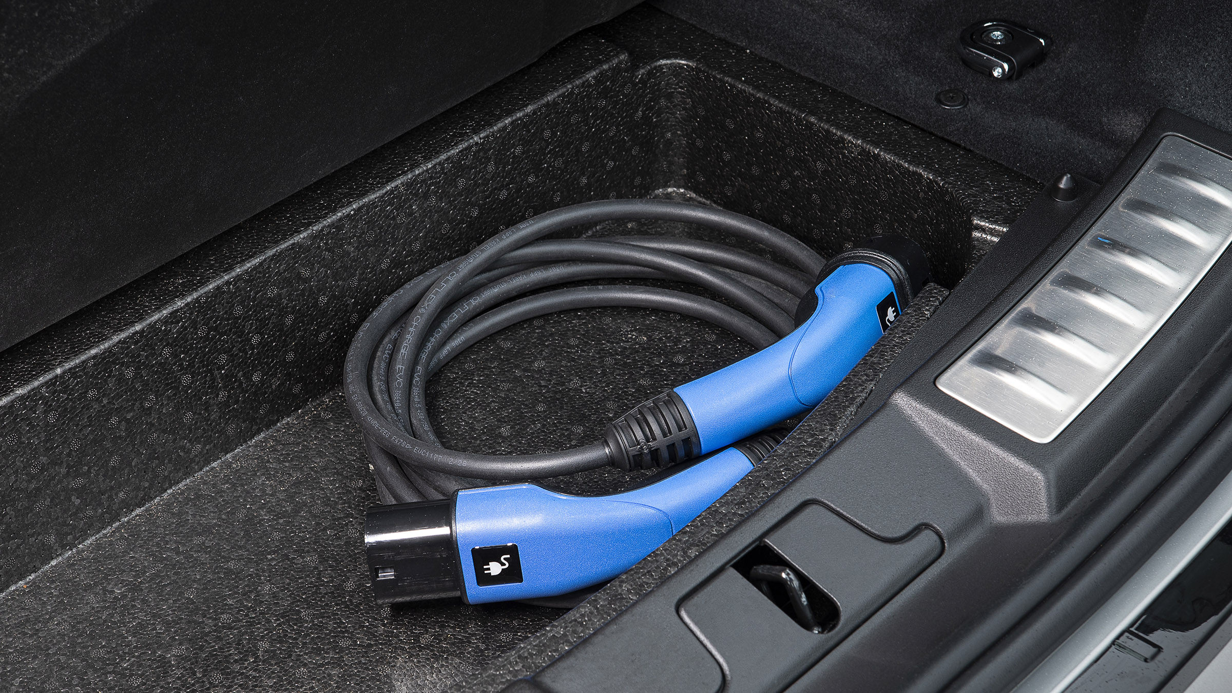 Range Rover Evoque P300e cable storage