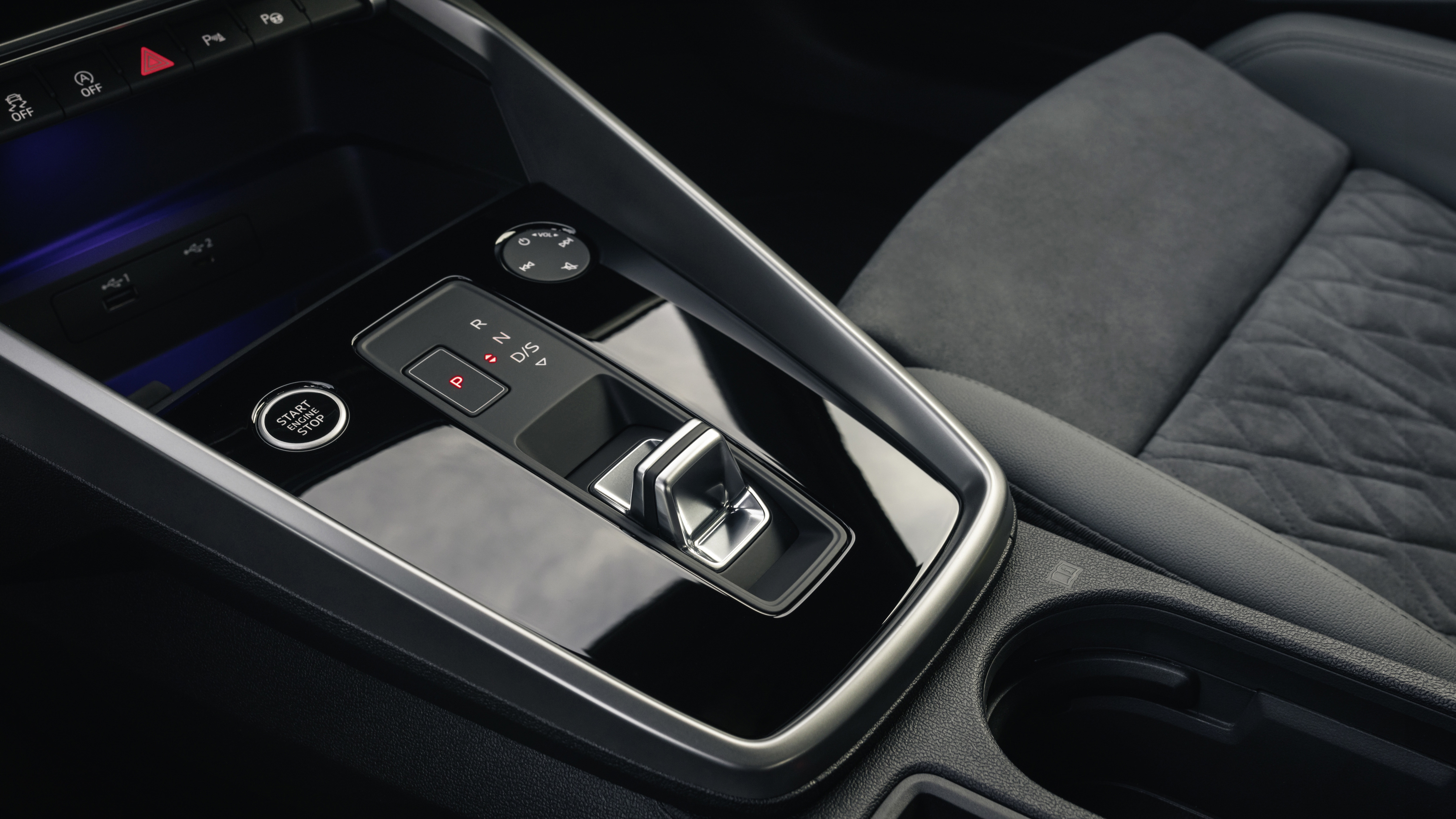 Audi A3 35 TFSI Sportback - gear lever and centre console 