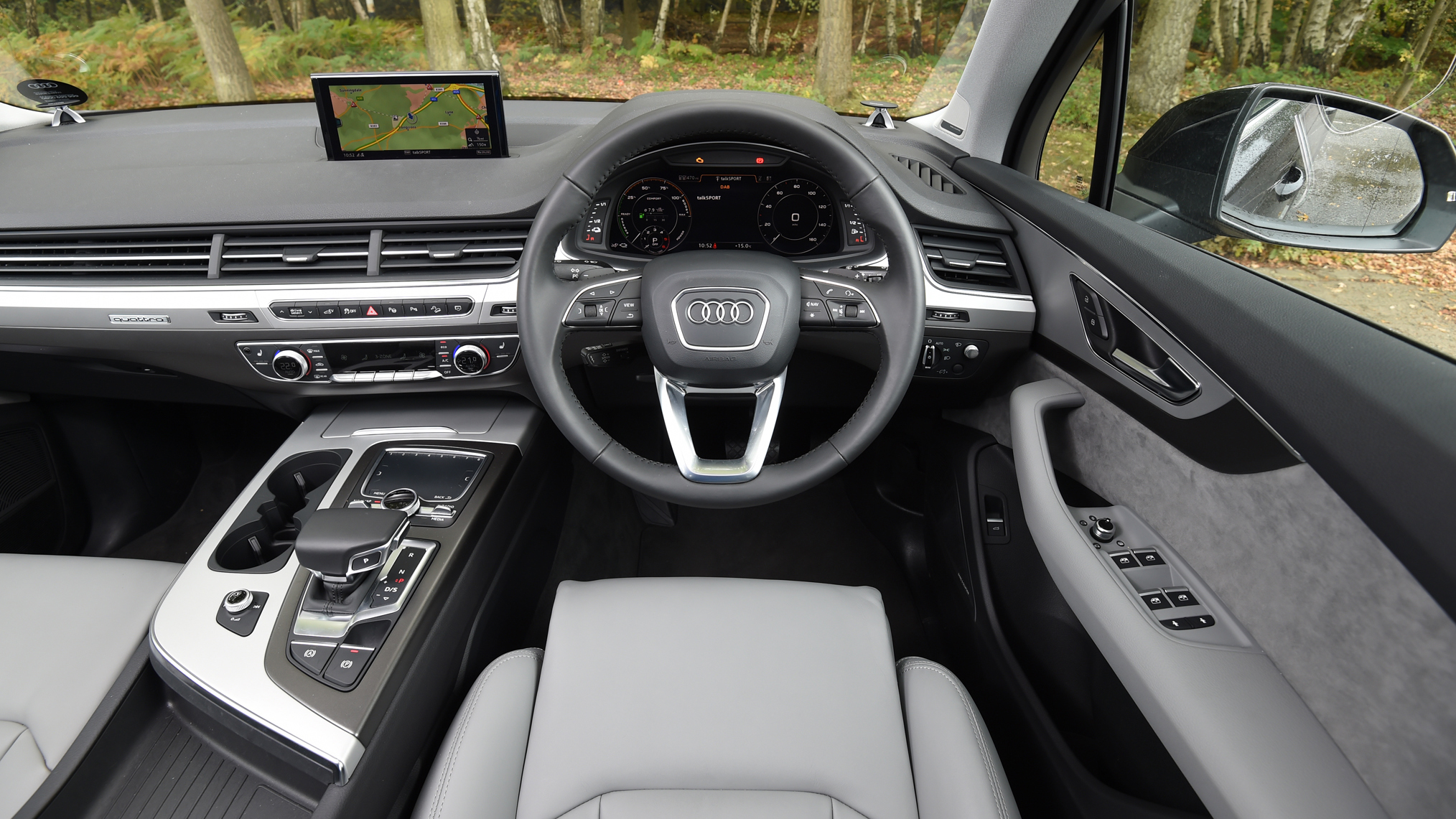 Audi Q7 e-tron - interior 
