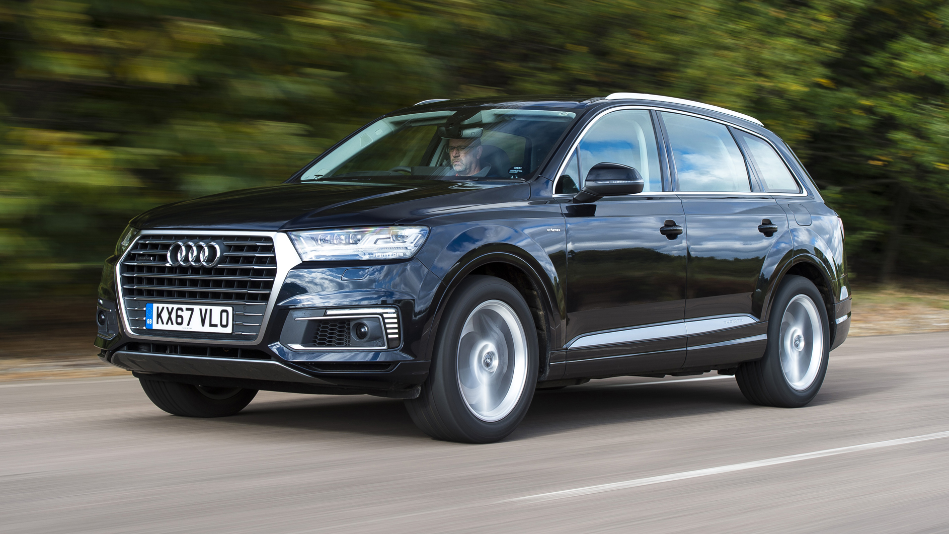 Audi Q7 e-tron - front 3/4 view