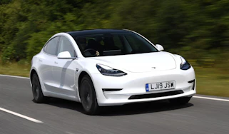 Tesla Model 3 Long Range saloon front 3/4 tracking