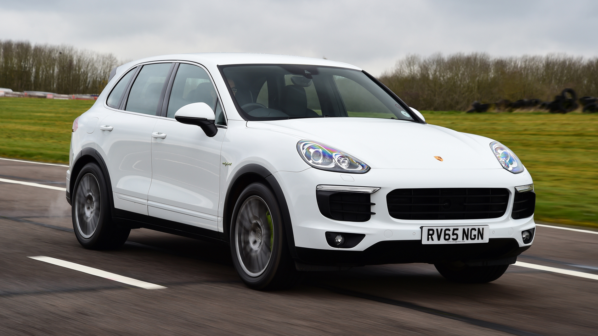 Porsche Cayenne Turbo S E-Hybrid - front 3/4 view