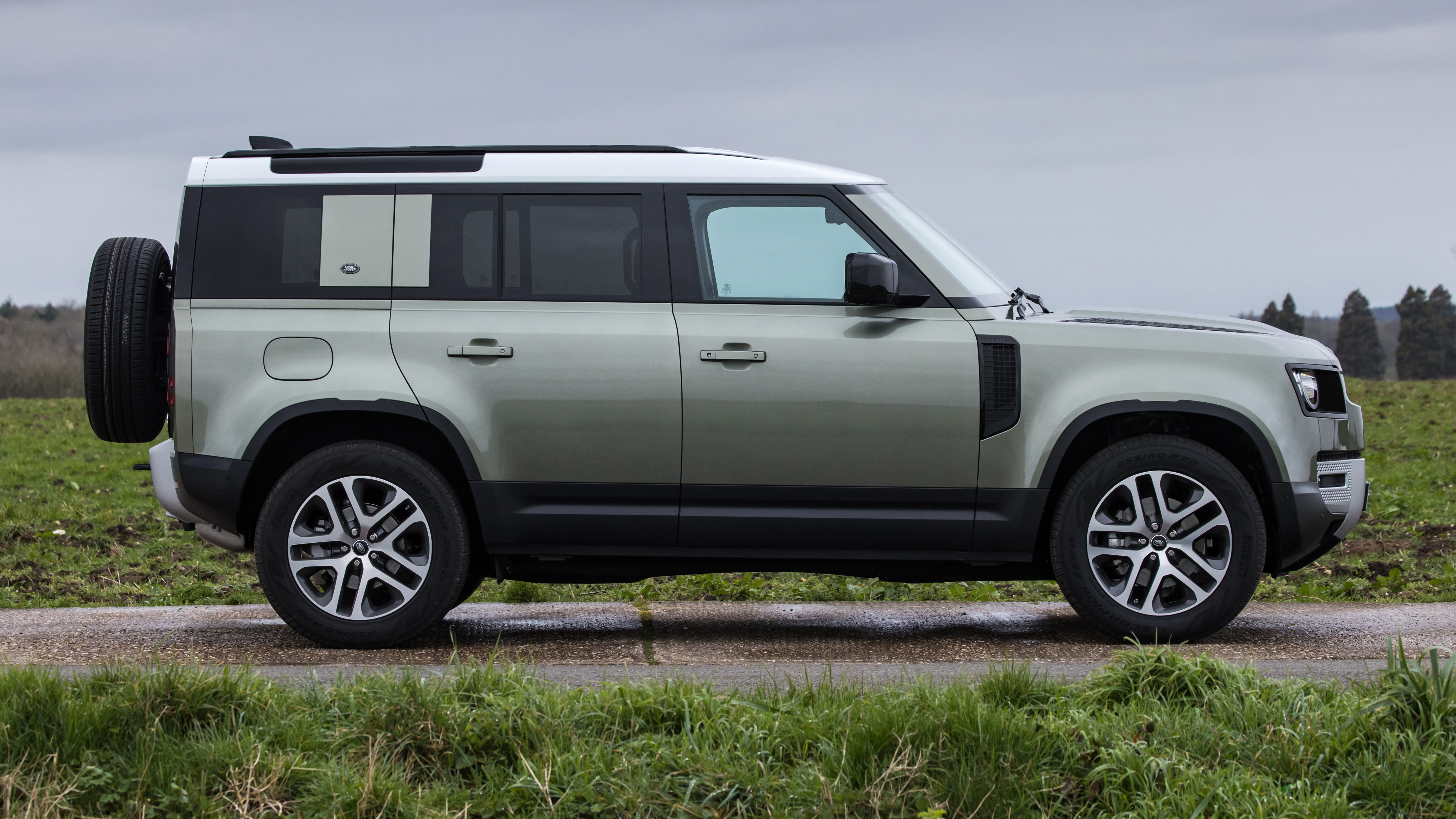 Land Rover Defender 110 - side view static 