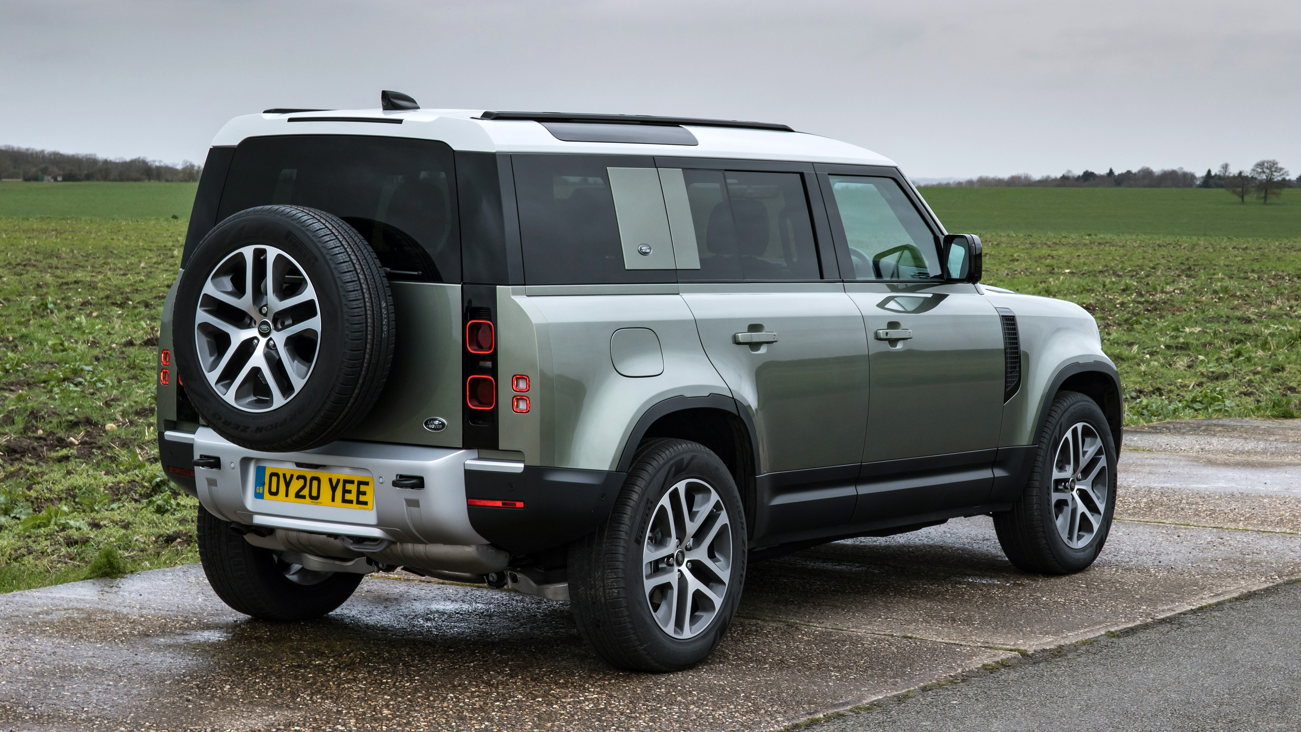 Land Rover Defender 110 - rear 3/4 static