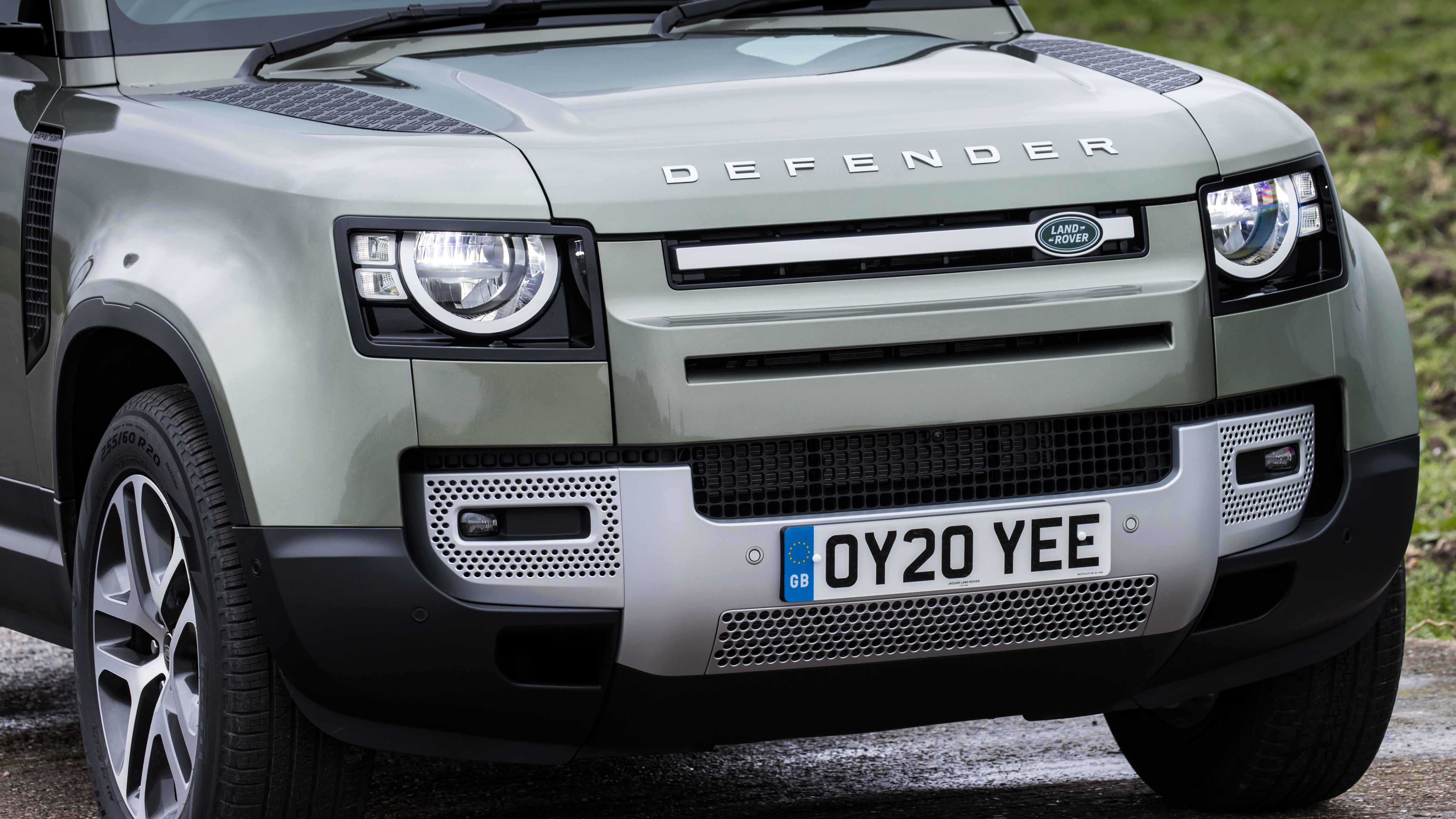 Land Rover Defender 110 - front grille close 