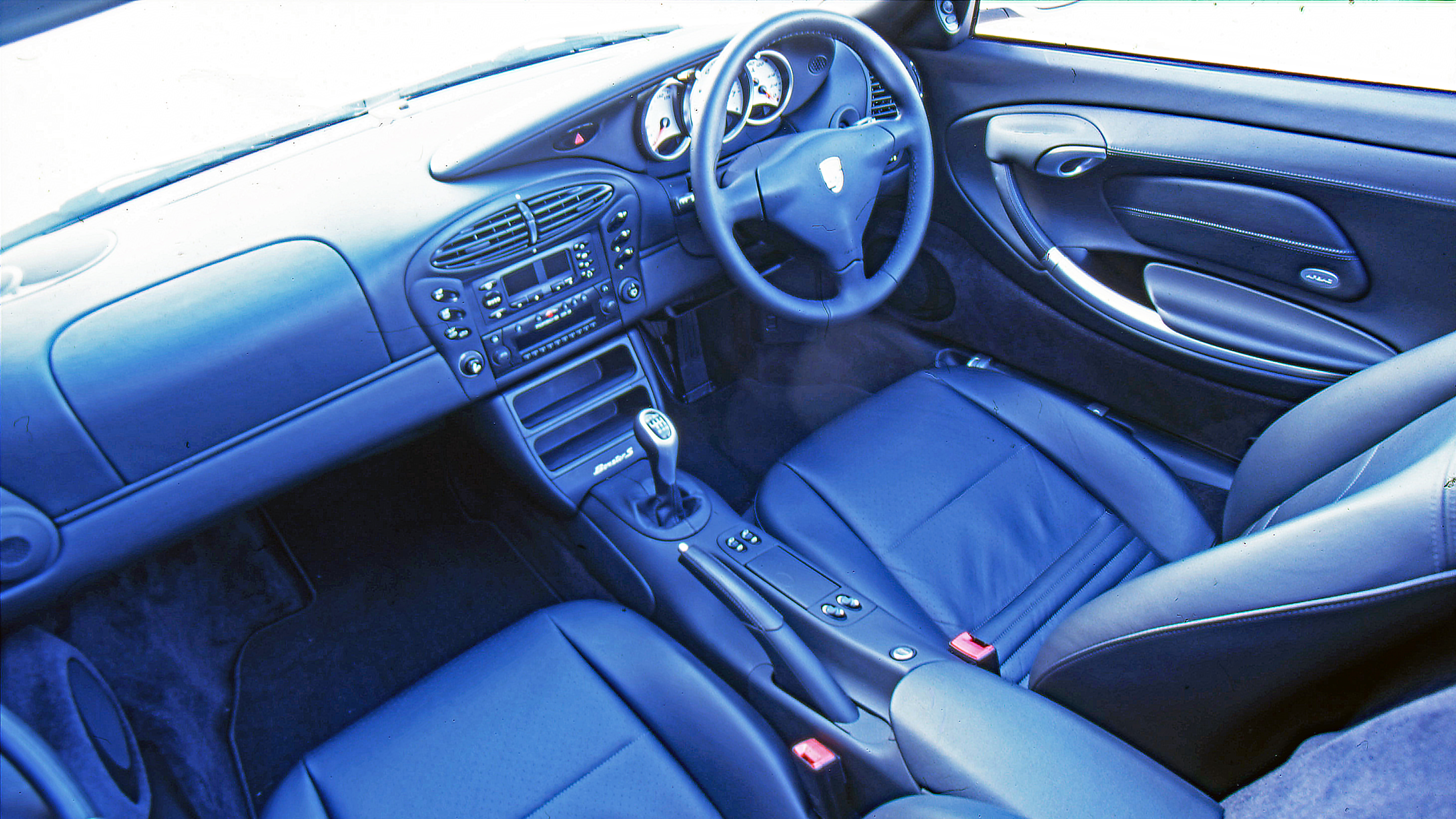 Porsche Boxster - interior 3/4 tracking 
