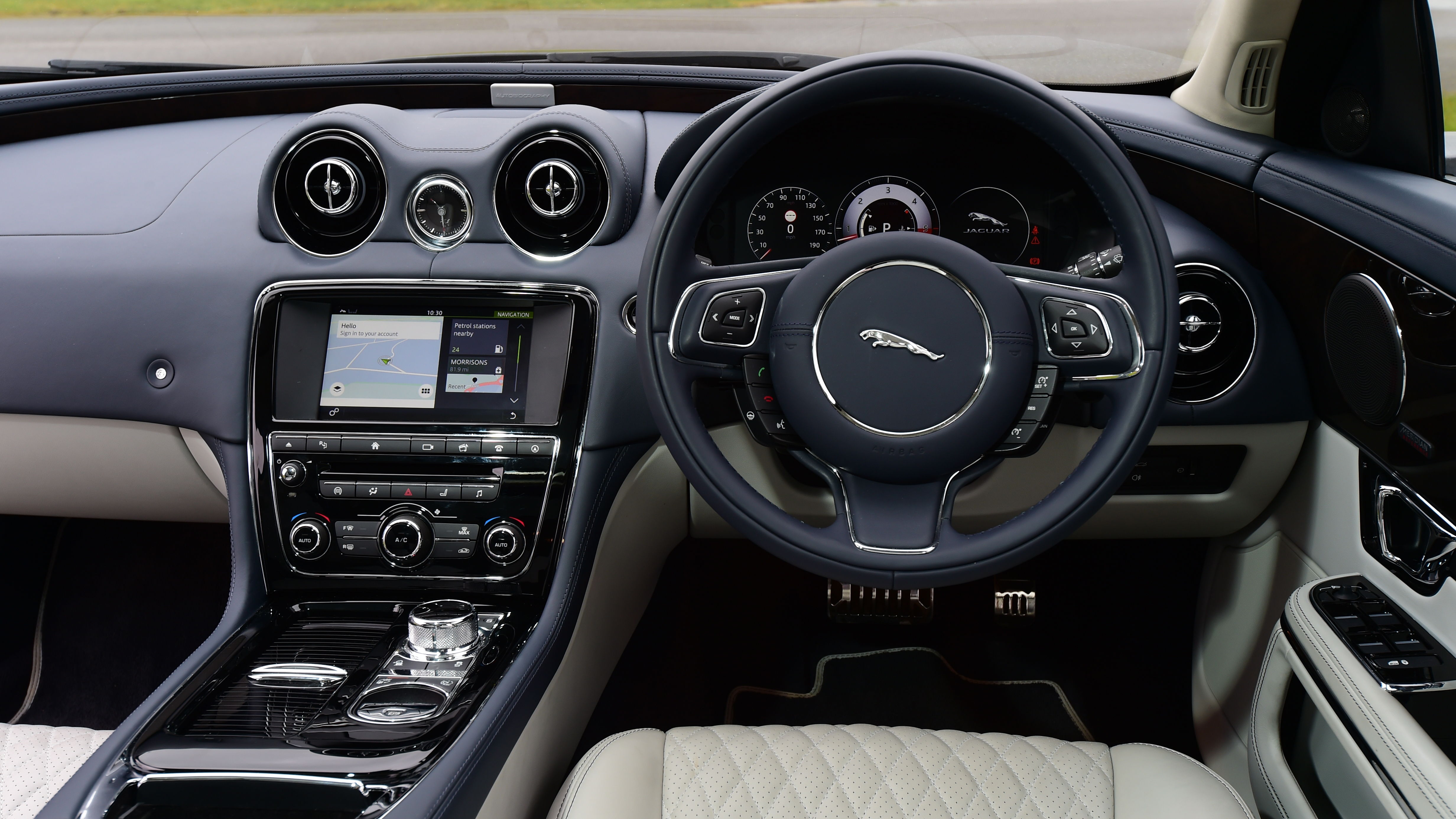 Jaguar XJ - interior