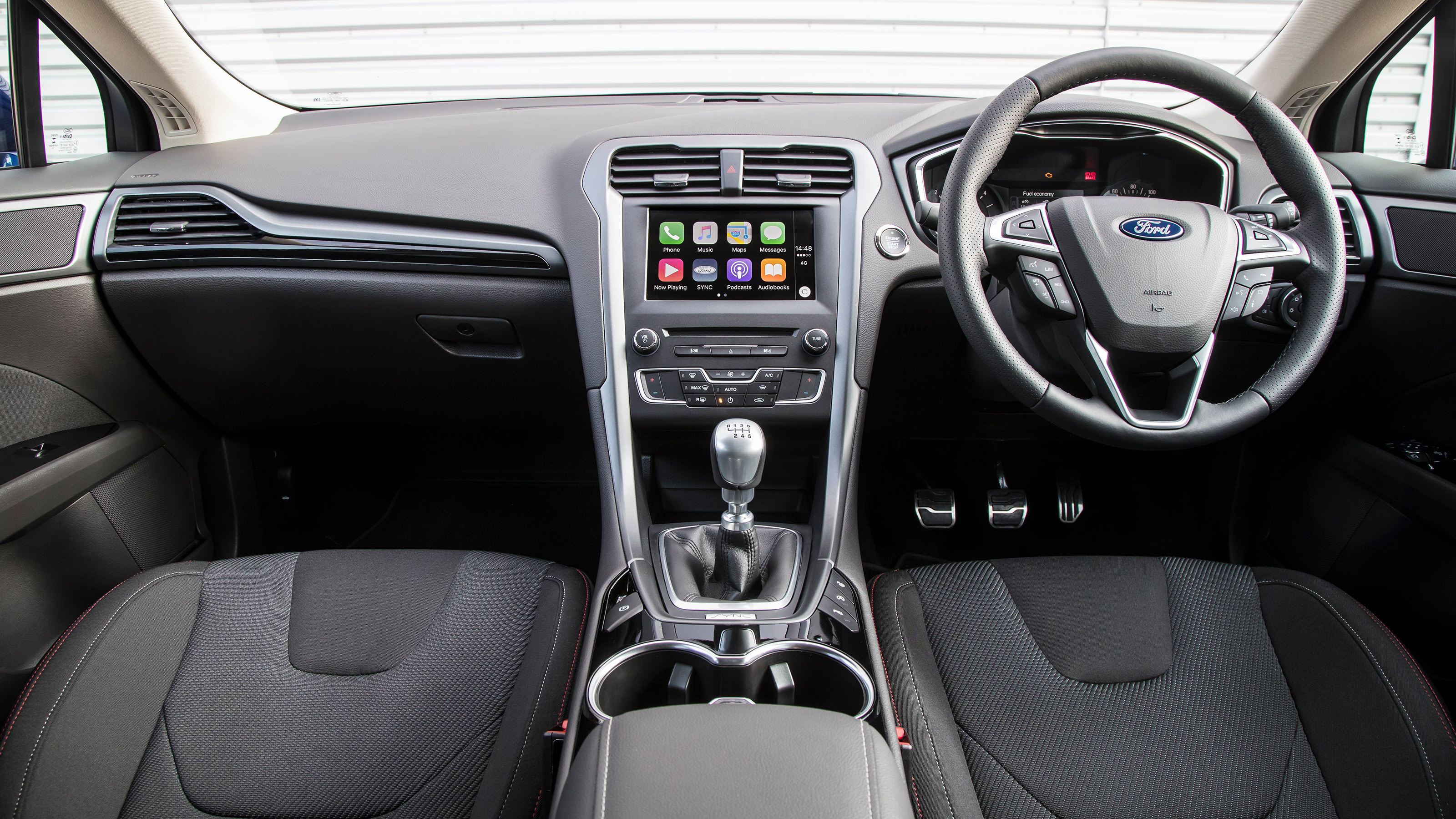 Ford Mondeo hatchback dashboard