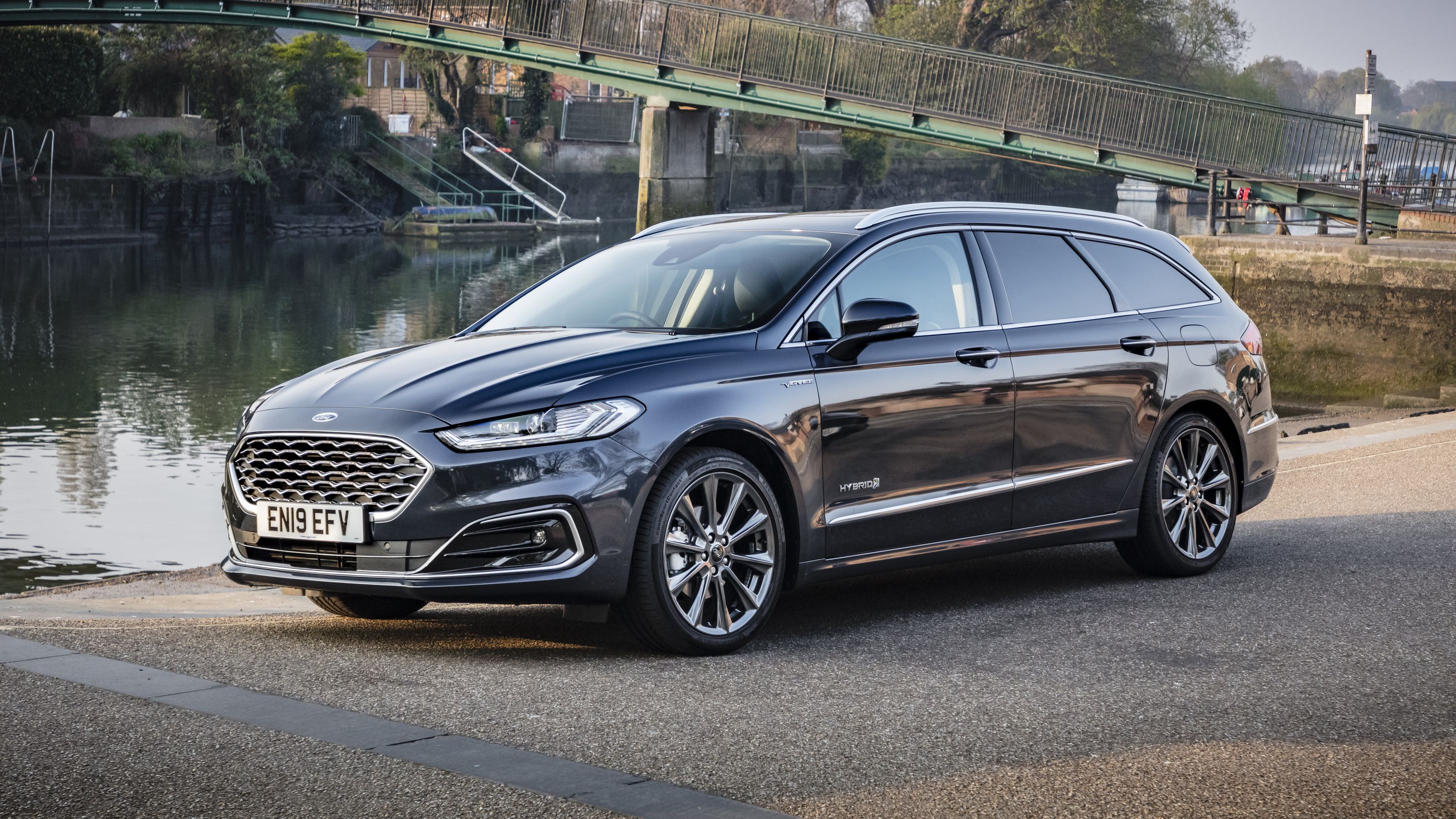 Ford Mondeo Estate front 3/4 marina
