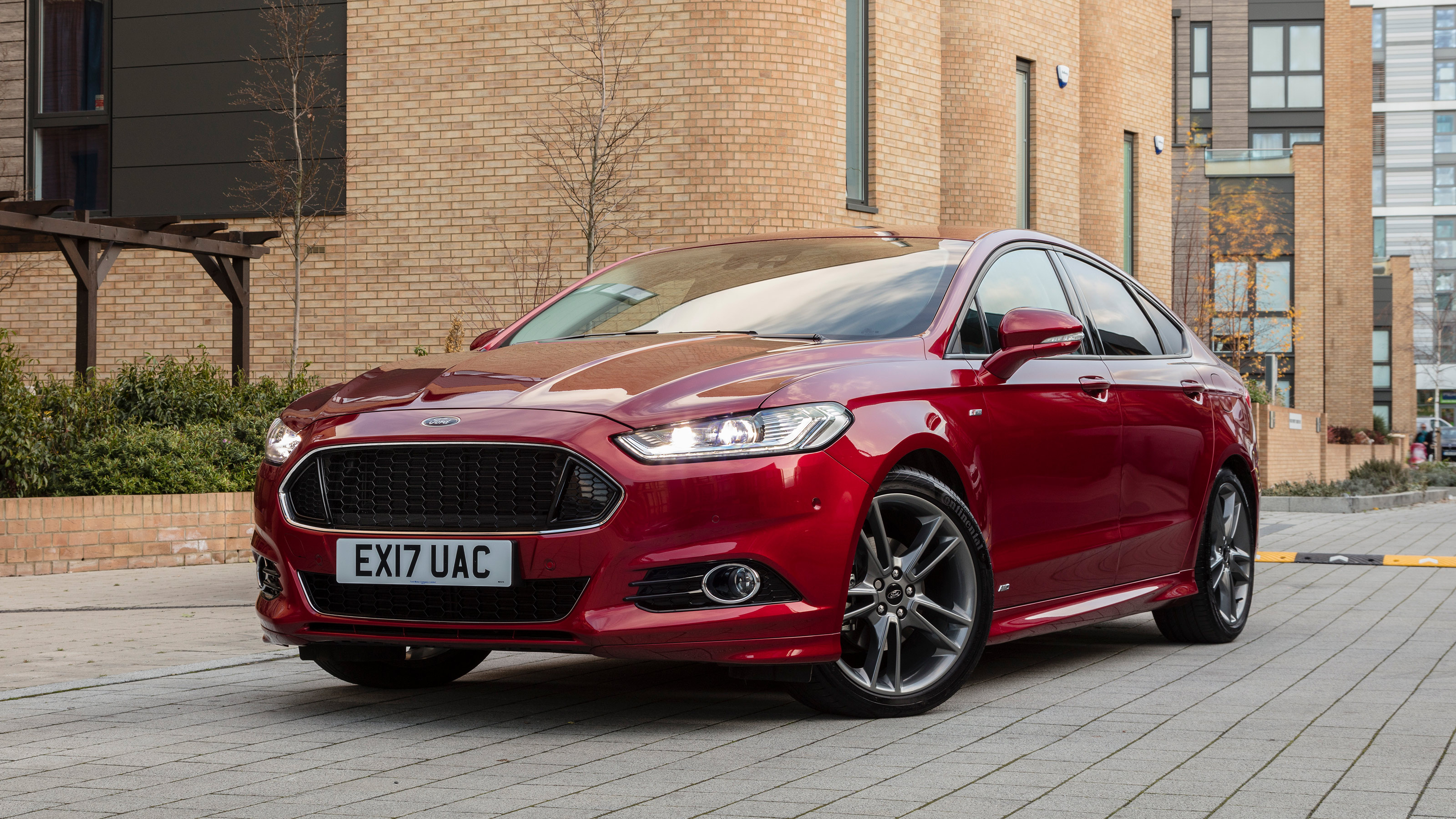 Ford Mondeo hatchback front 3/4 static urban