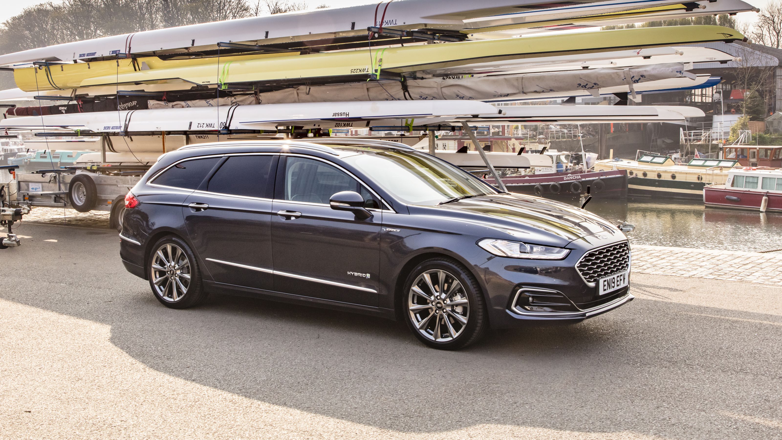 Ford Mondeo Estate front 3/4 static marina
