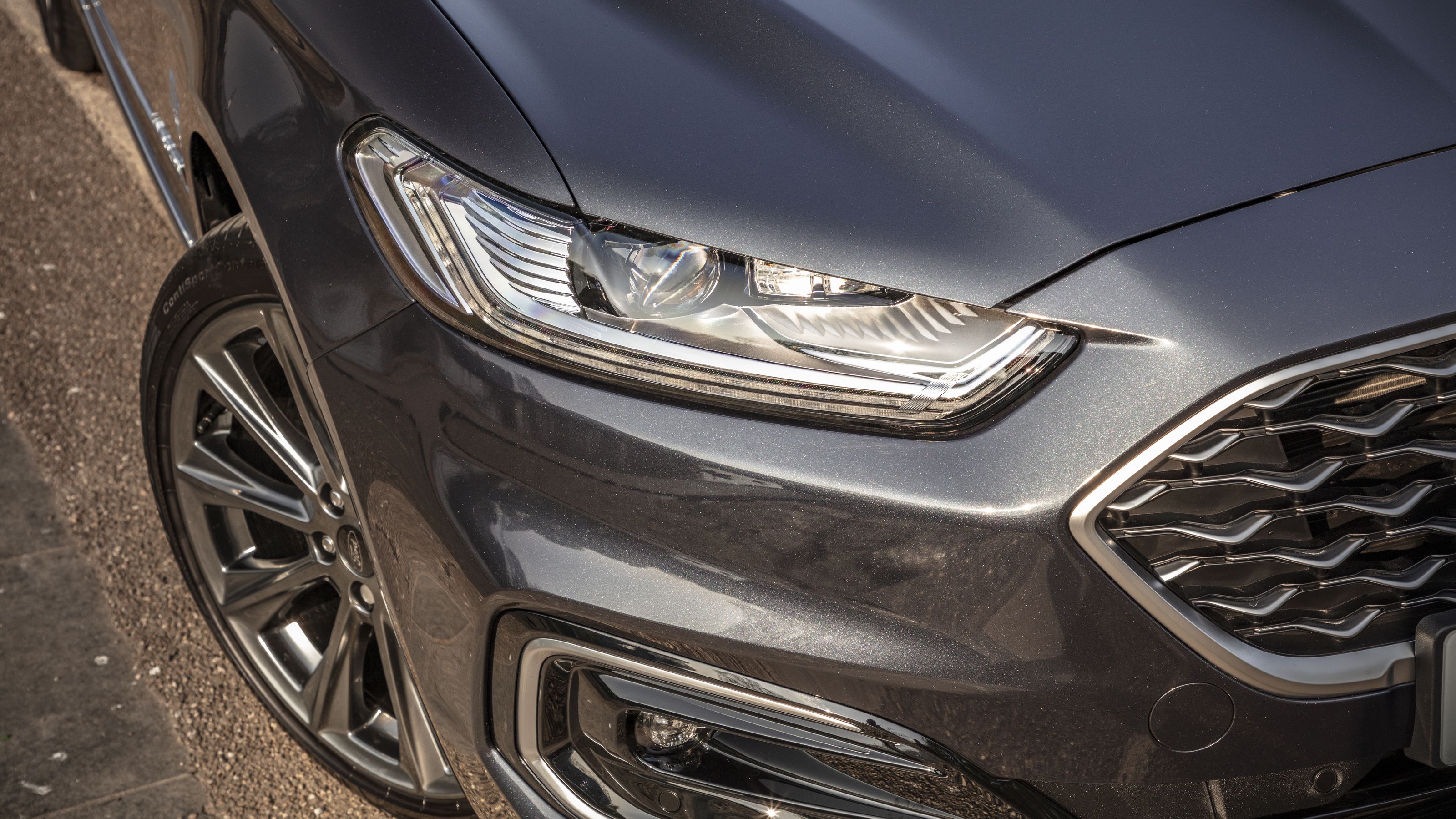 Ford Mondeo Estate headlights