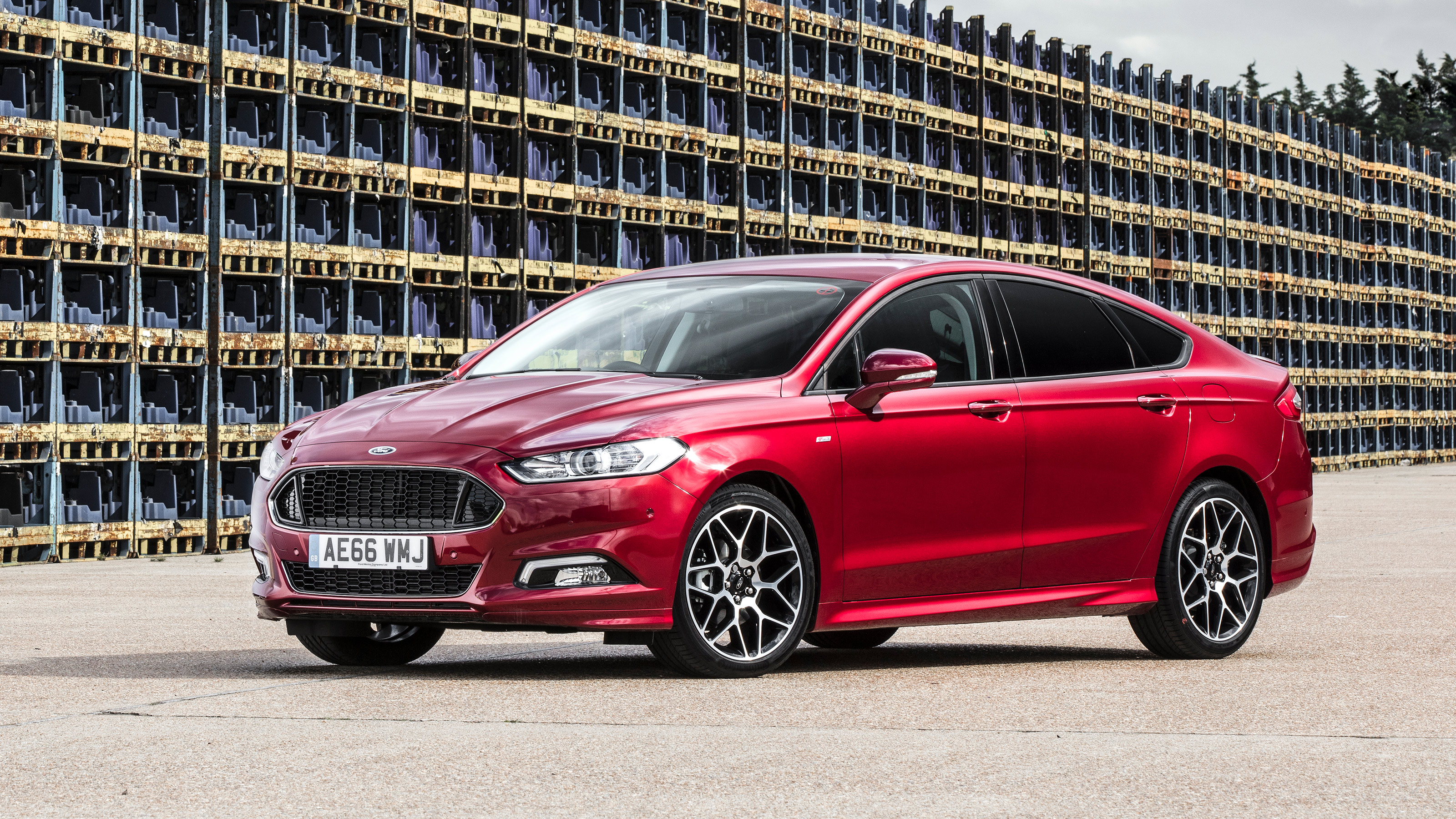 Ford Mondeo hatchback front 3/4 static yard
