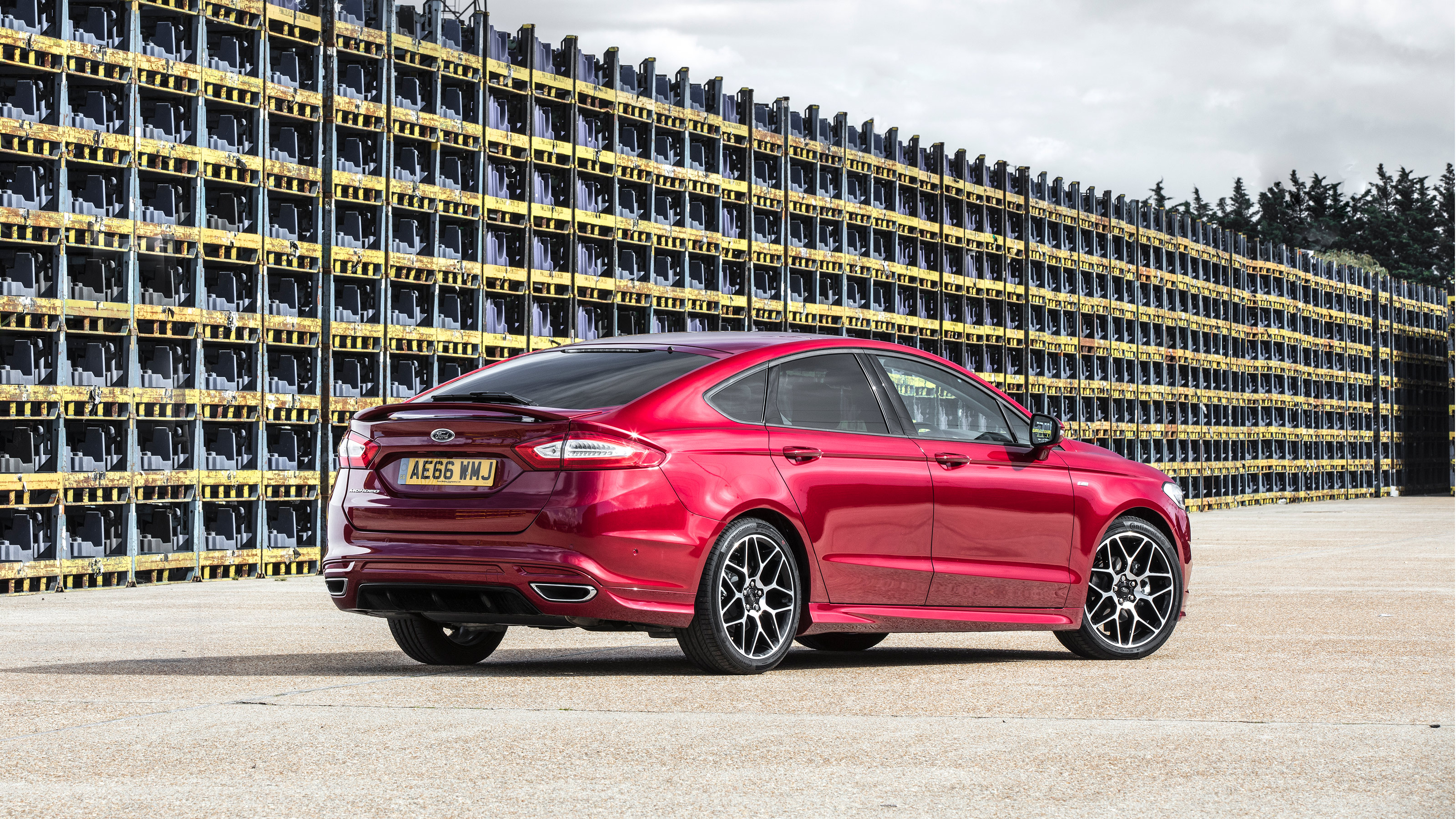 Ford Mondeo hatchback rear 3/4 static yard