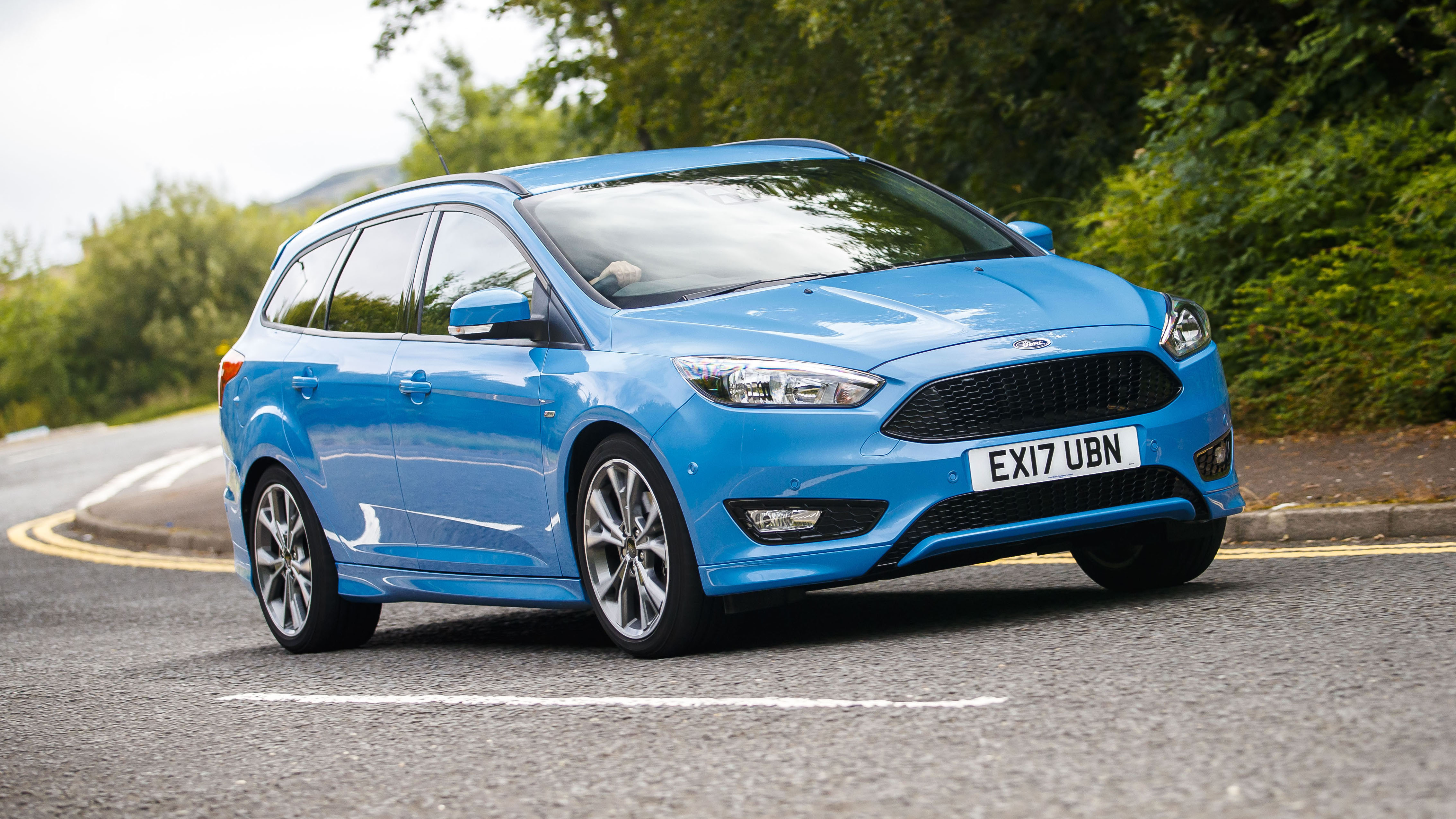 Ford Focus Estate - front 3/4 tracking 