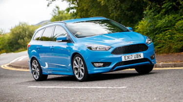 Ford Focus Estate - front 3/4 tracking