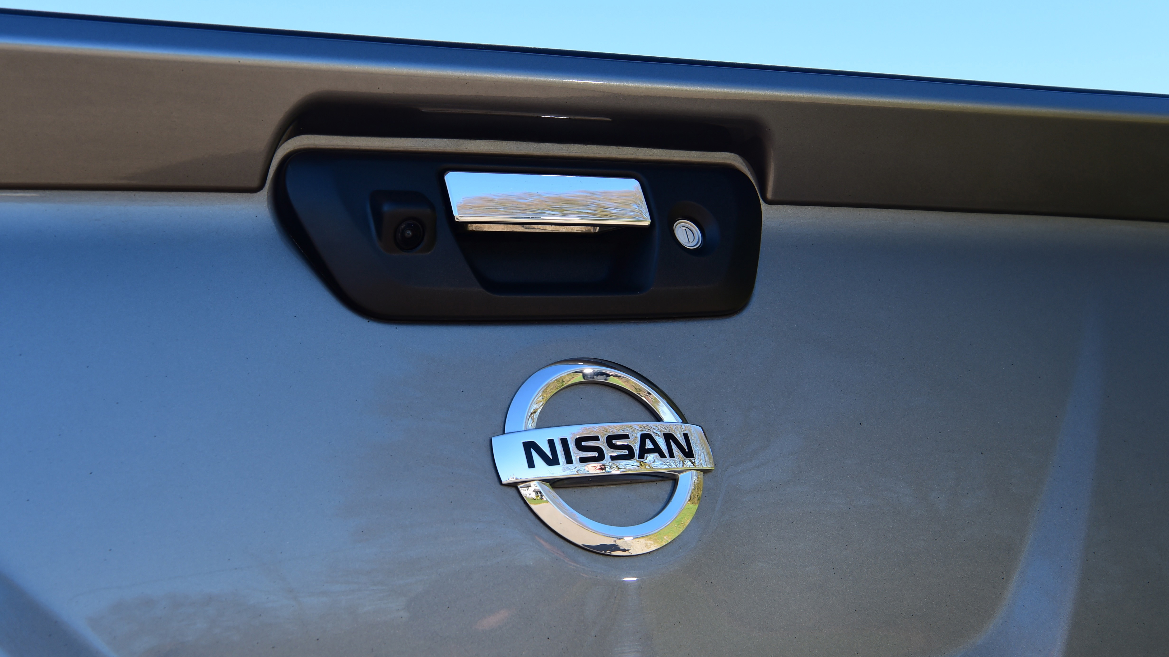 Nissan Navara - rear tailgate 