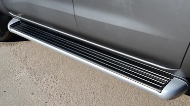 Nissan Navara - side steps