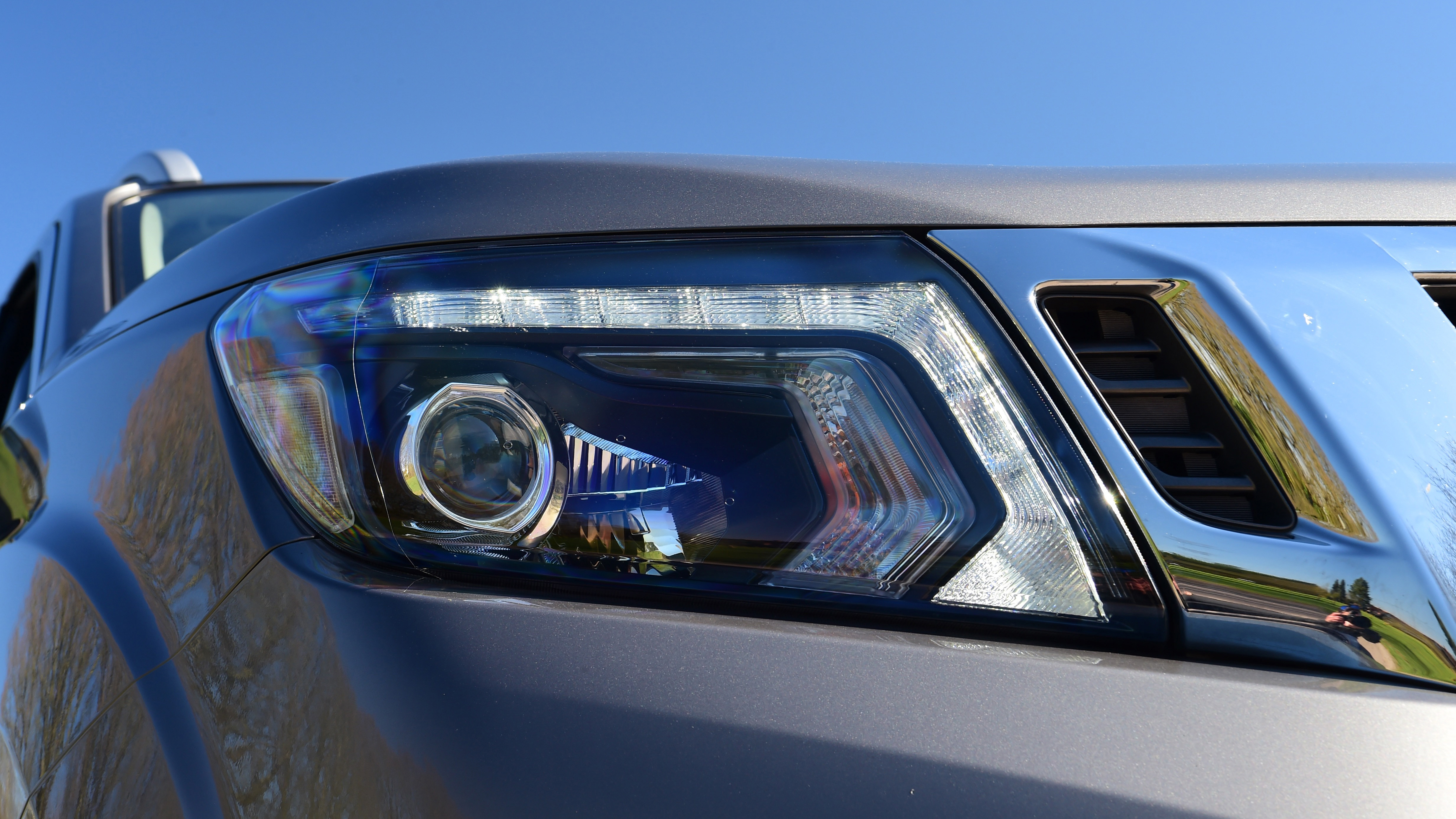 Nissan Navara - front headlight 
