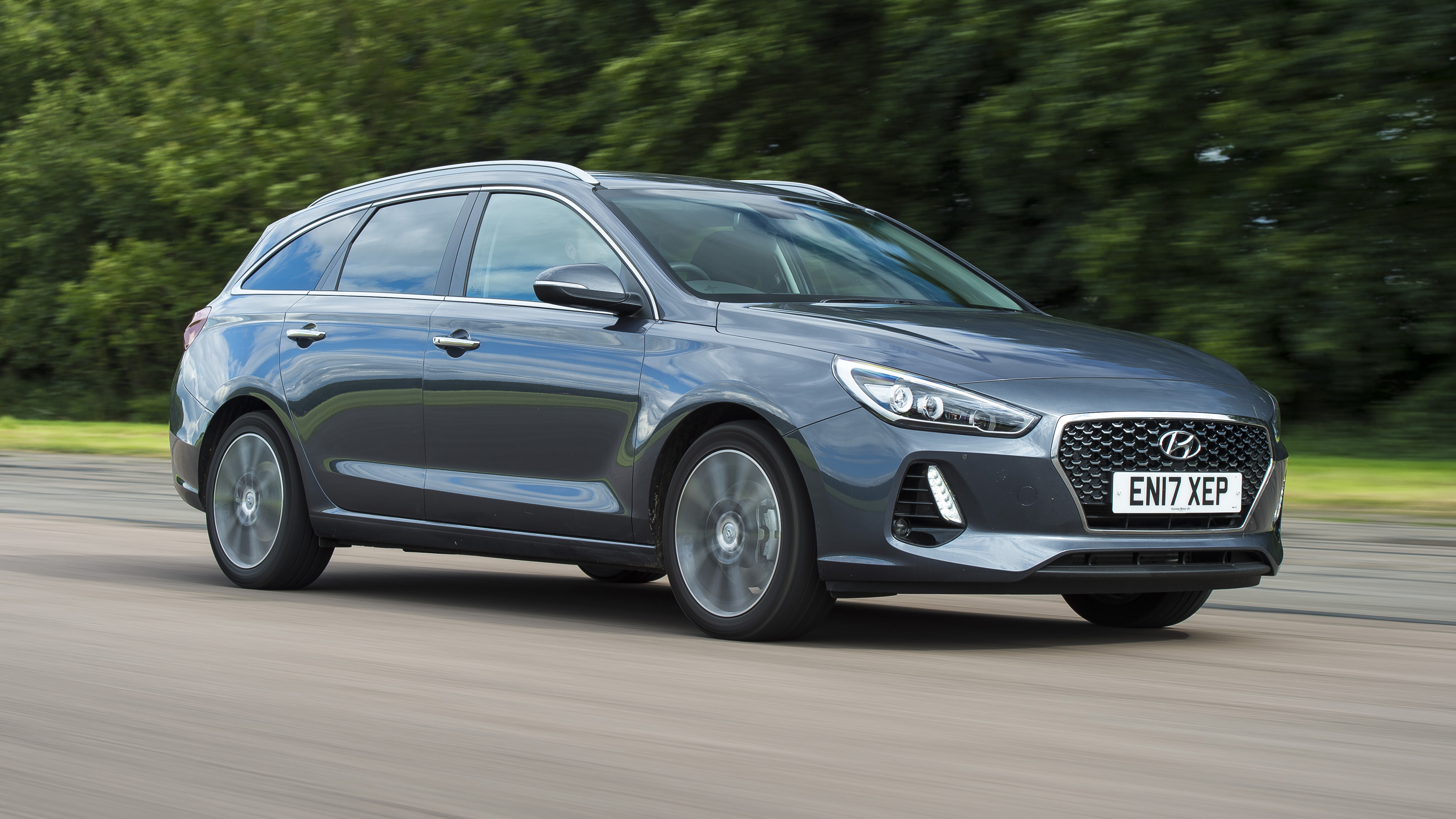 Hyundai i30 Tourer - front 3/4 tracking 