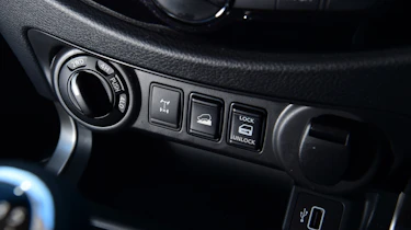 Nissan Navara - control switches