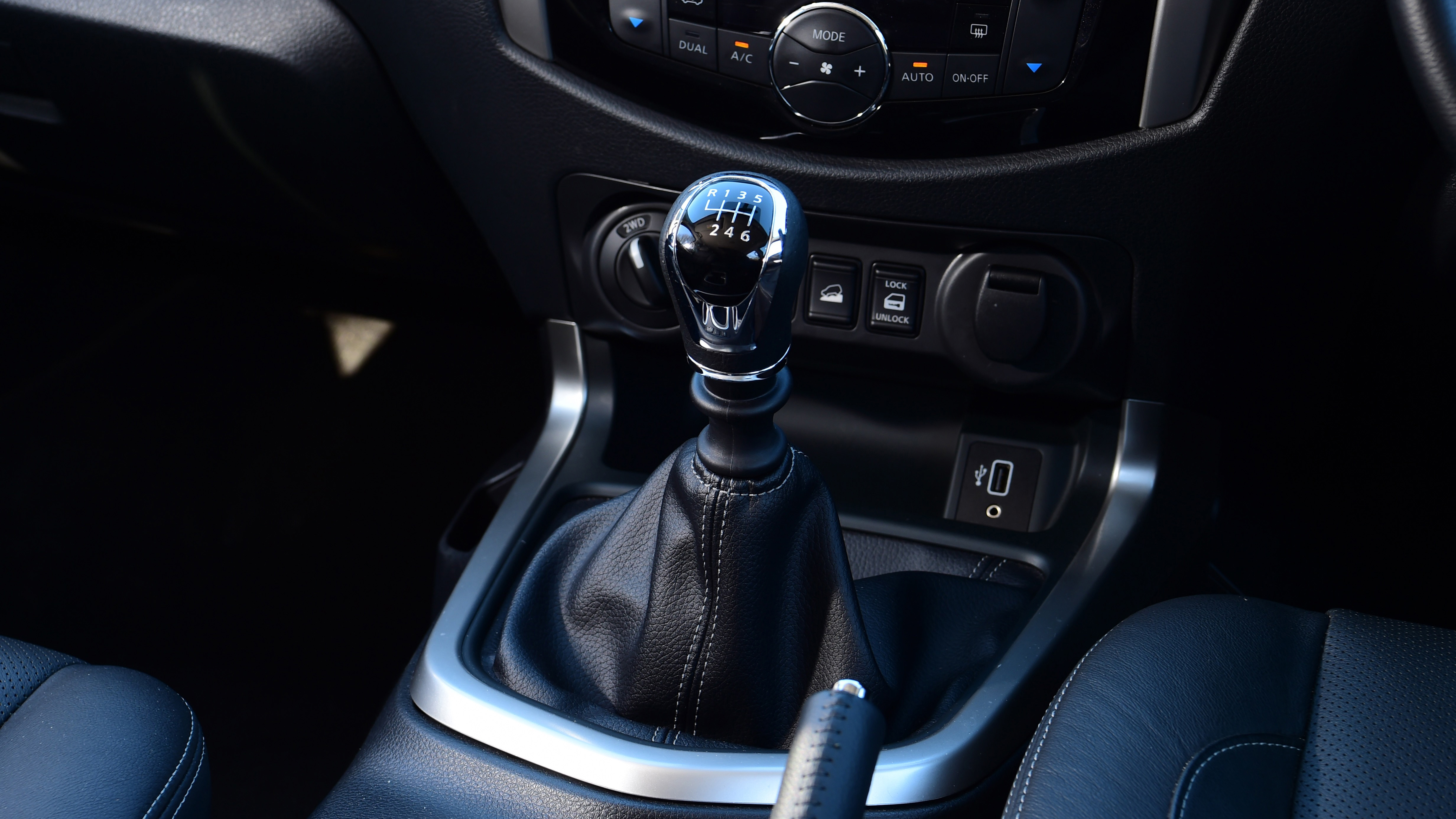 Nissan Navara - centre console and gearstick 