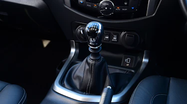 Nissan Navara - centre console and gearstick