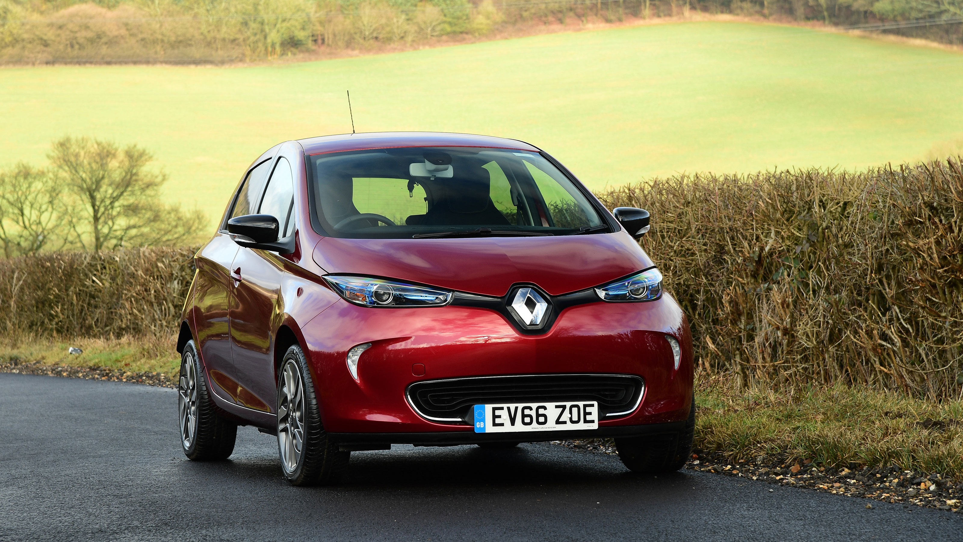 Renault ZOE old vs new front 3/4 driving