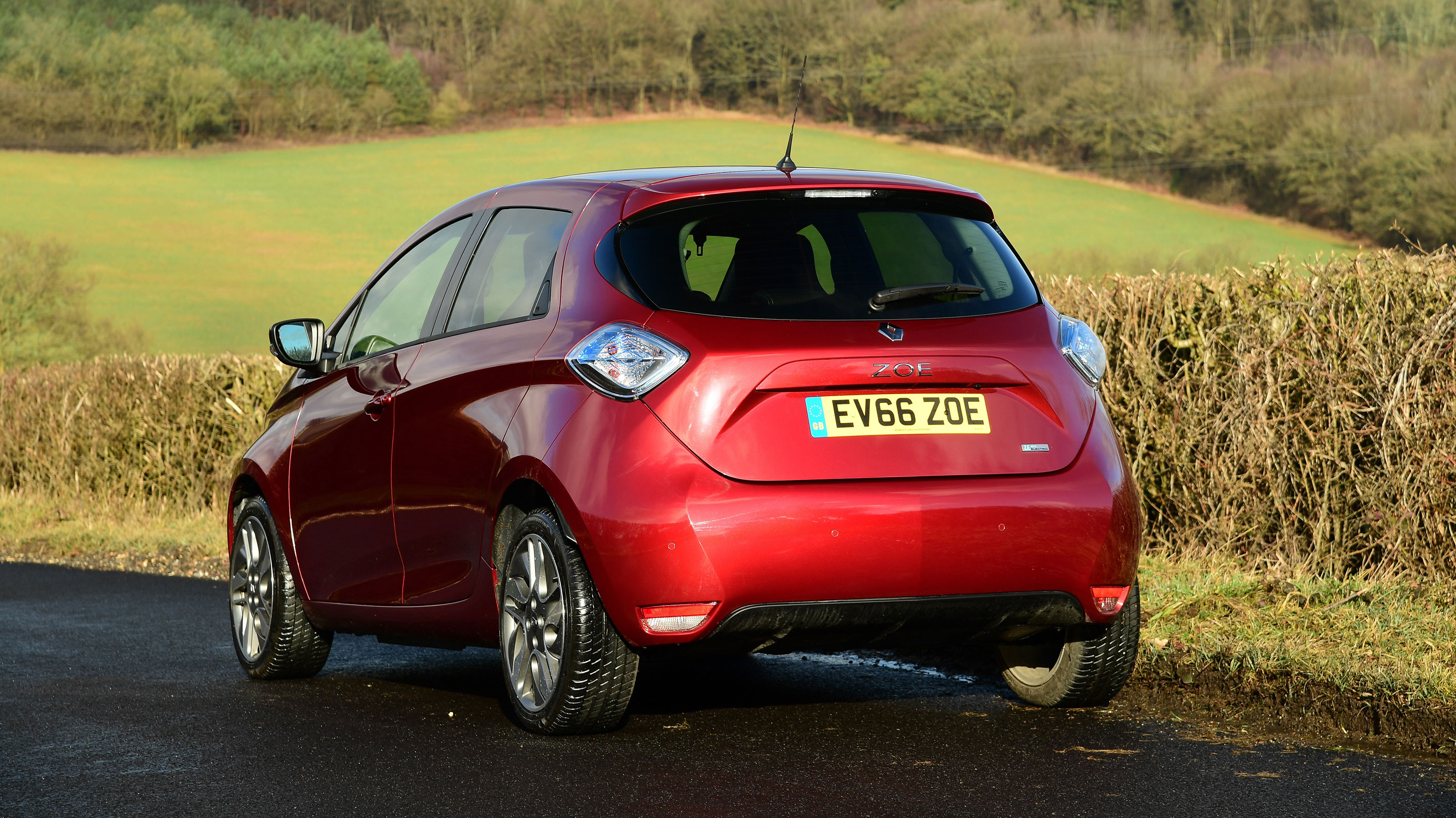 Renault ZOE old vs new rear 3/4 driving